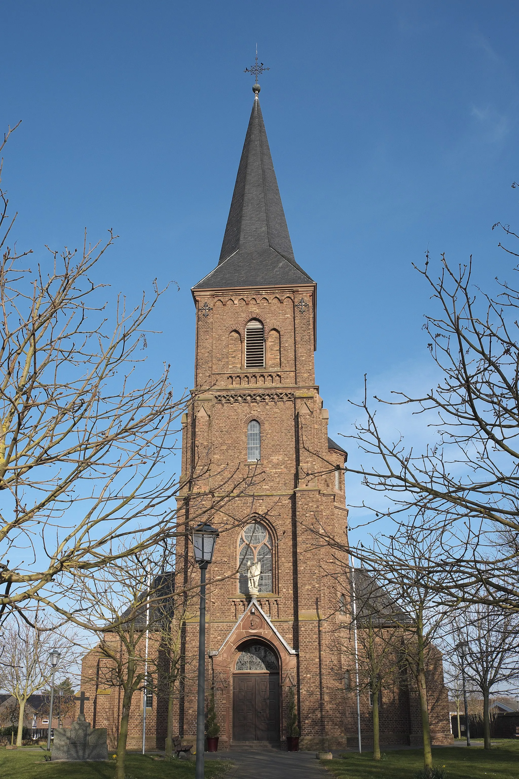 Photo showing: Katholische Filialkirche St. Michael in Kelz (Vettweiß) im Kreis Düren in Nordrhein-Westfalen (Deutschland), Turm an der Westfassade