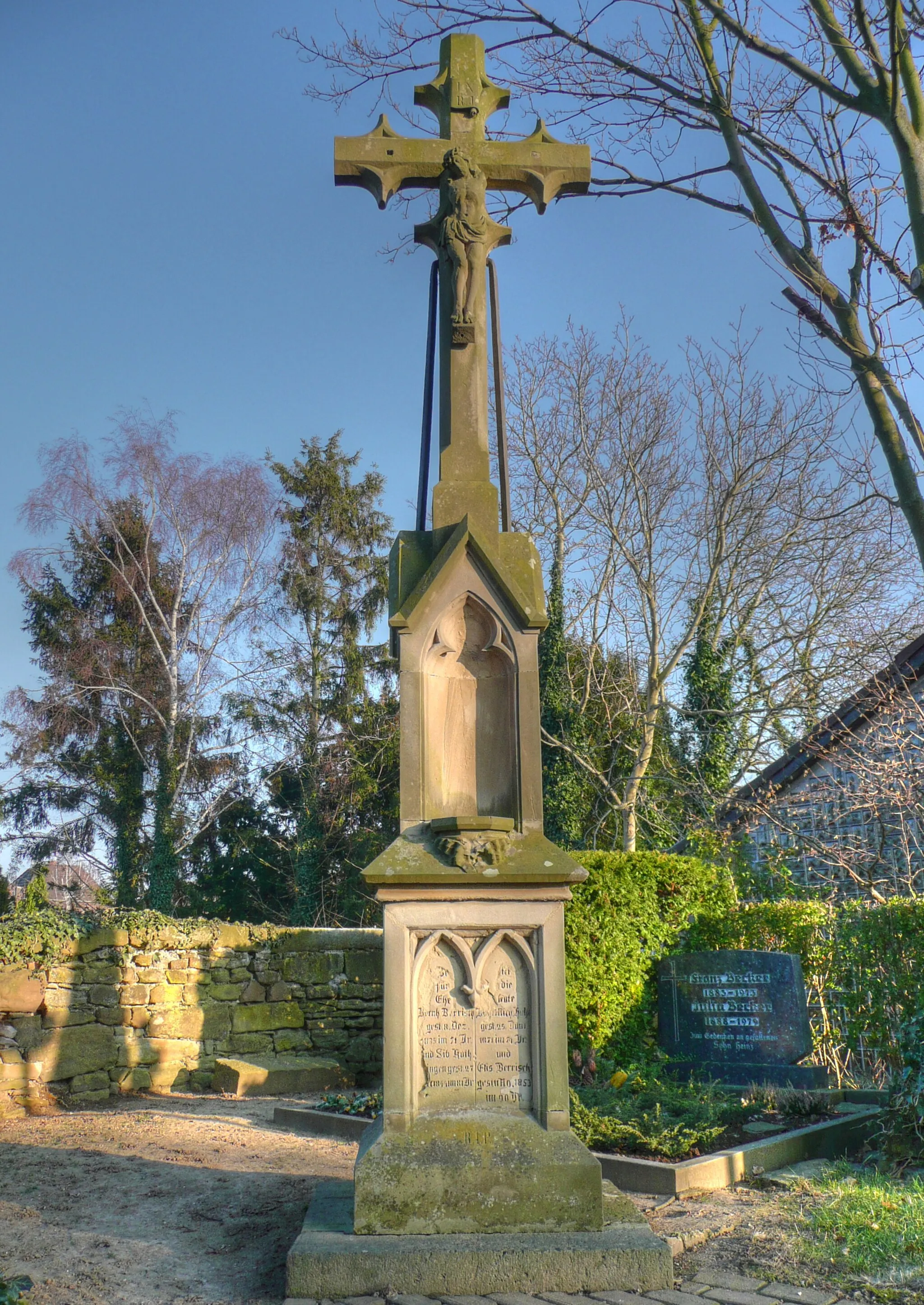 Photo showing: Hochkreuz aus dem 19. Jahrhundert auf dem Kirchhof von Frauwüllesheim