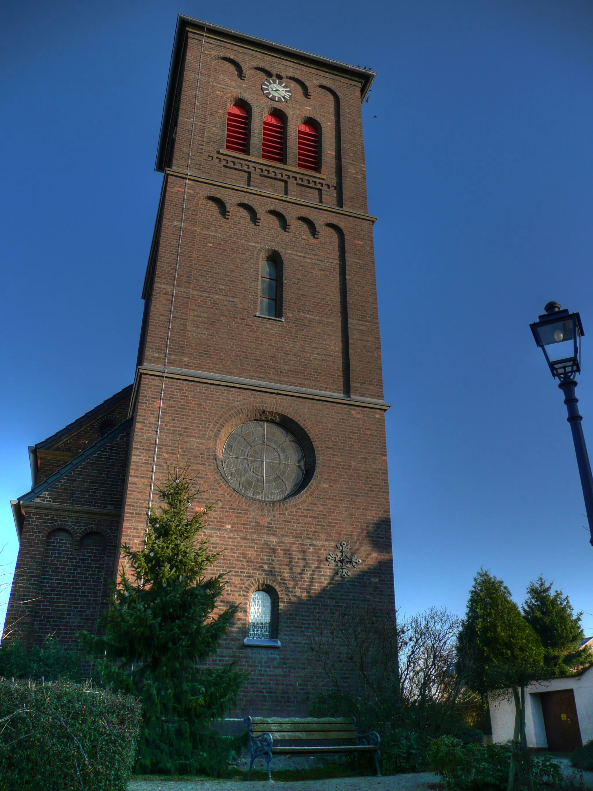 Photo showing: Turm der Pfarrkirche St. Amandus in Girbelsrath