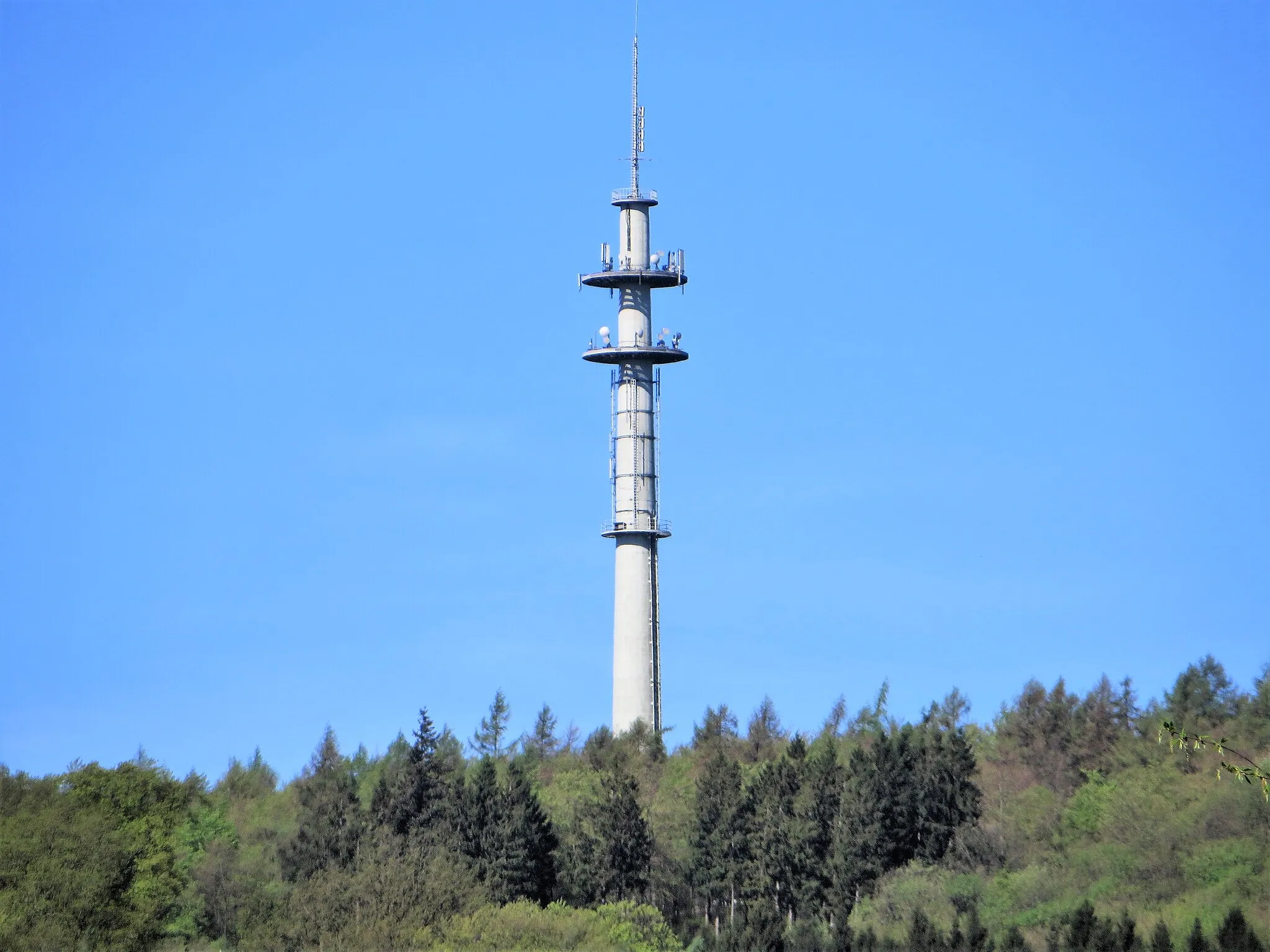 Photo showing: Fernmeldeturm auf dem Riegerberg (335 m) in Hagen am Eilper Hangstieg. Im Landschaftsschutzgebiet „Selbecke“ gelegen.