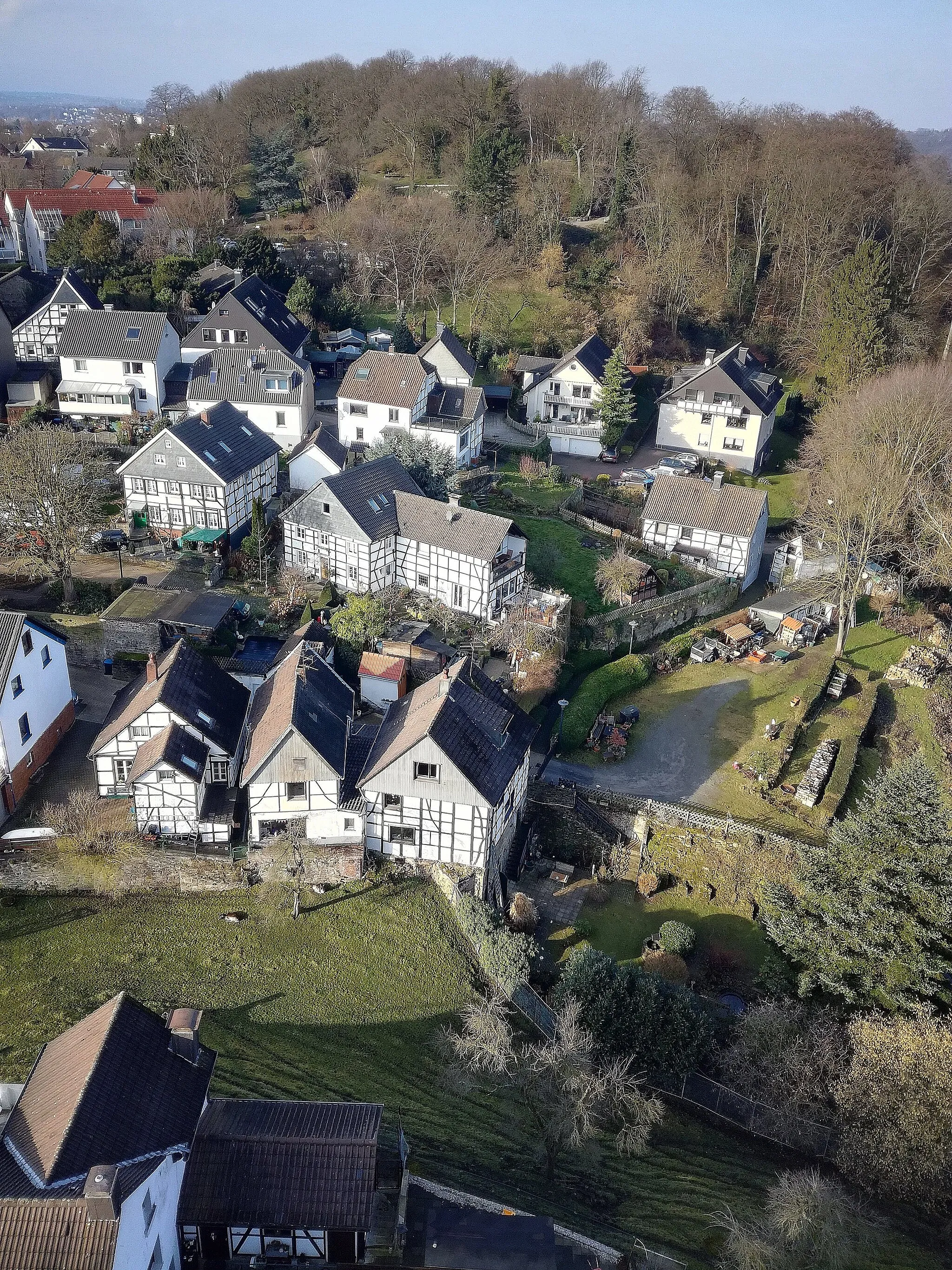 Photo showing: Blankenstein/Ruhr: Blick nach Osten von Torturm der Burg Blankenstein über Freiheit zu Hügel mit Gethmannschem Garten; Januar 2020