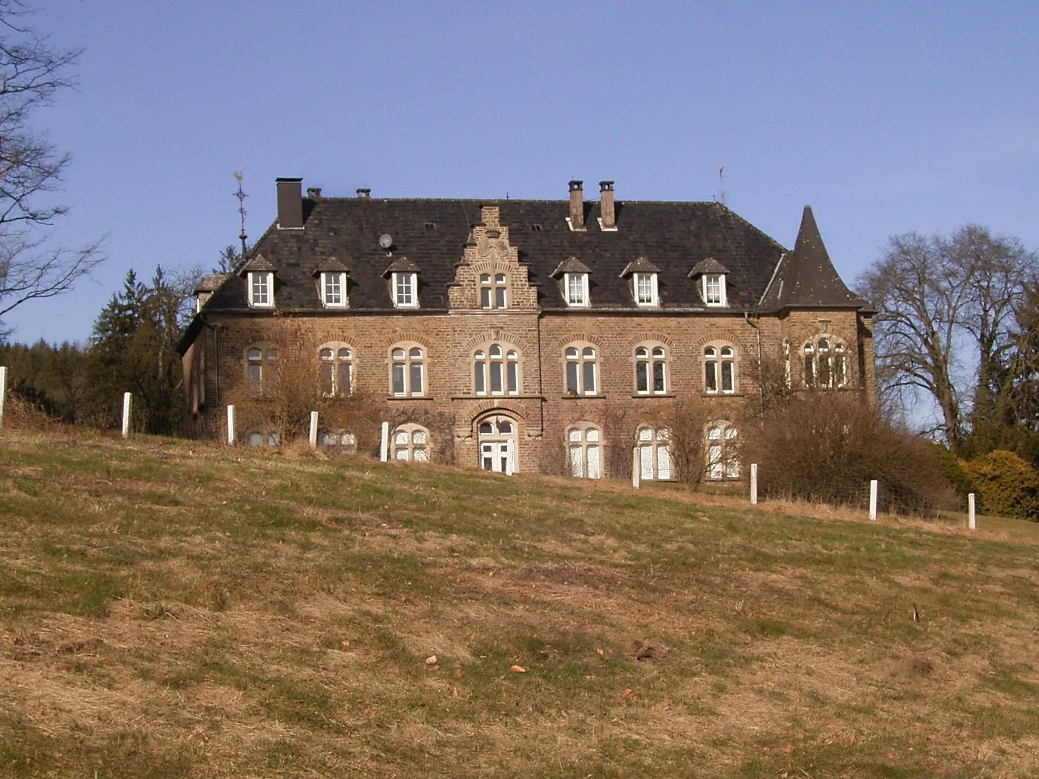 Photo showing: Burg Volperhausen in Morsbach, Bergisches Land. 1892 errichtet von Rudolf Freiherr von Schorlemer, Schwiegersohn der Maria Magdalena von Stumpf-Brentano aus Frankfurt Rödelheim, als Herrenhaus Volperhausen mit markantem massiven Bruchsteinen. Die Kapelle ist der Öffentlichkeit zeitweise zugänglich. Immer noch in Familienbesitz.