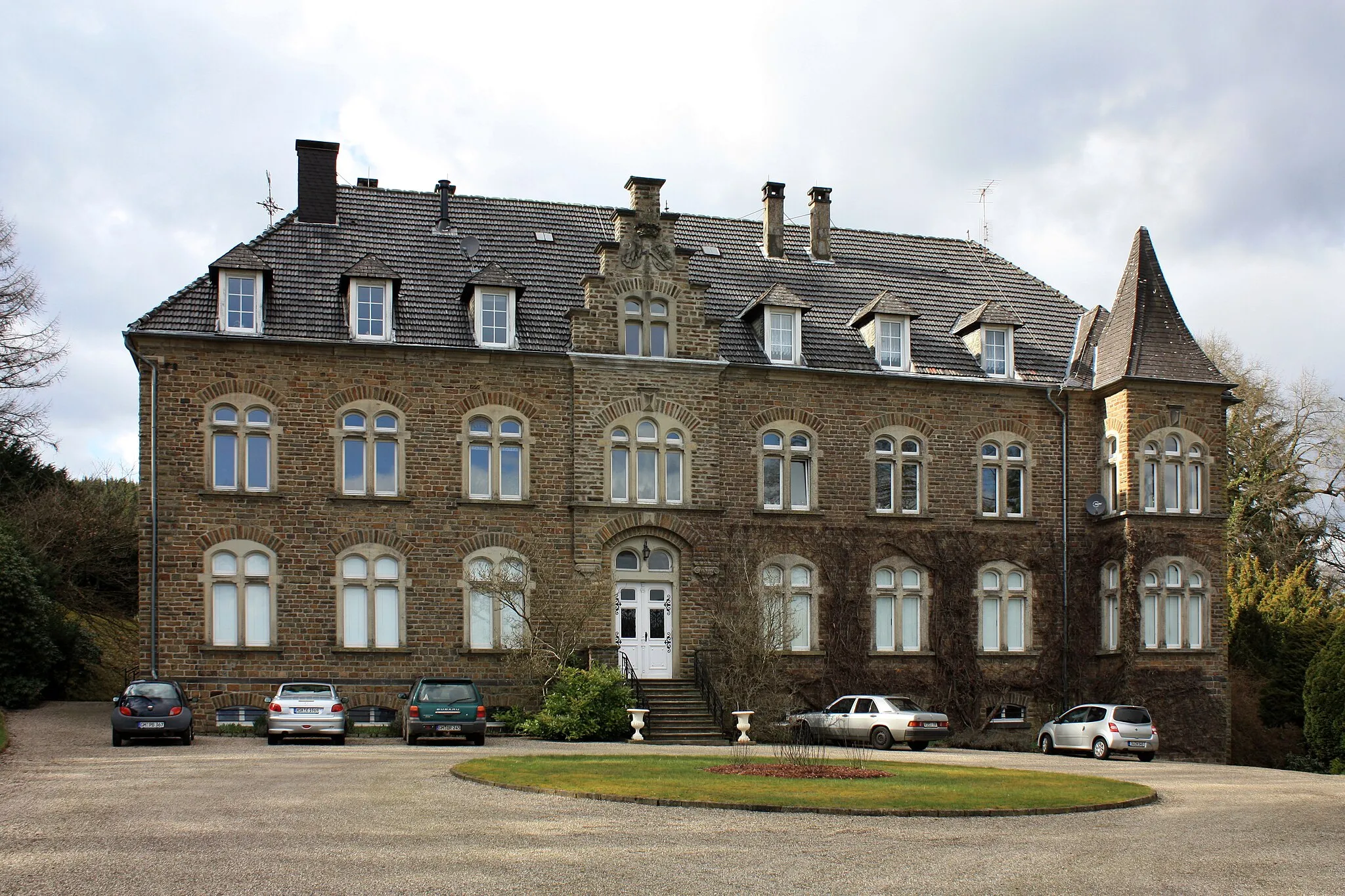 Photo showing: Burg Volperhausen Herrenhaus. 2 geschossiges Hausteingebäude, turmartiger Erker, Kapelle (rückseite links), schiefergedecktes Walmdach, Herrenhaus des 19. Jahrhunderts. Baudenkmal der Gemeinde Morsbach auf der Grundlage des Denkmalschutzgesetzes Nordrhein-Westfalen (DSchG NRW). (IMG 5985)