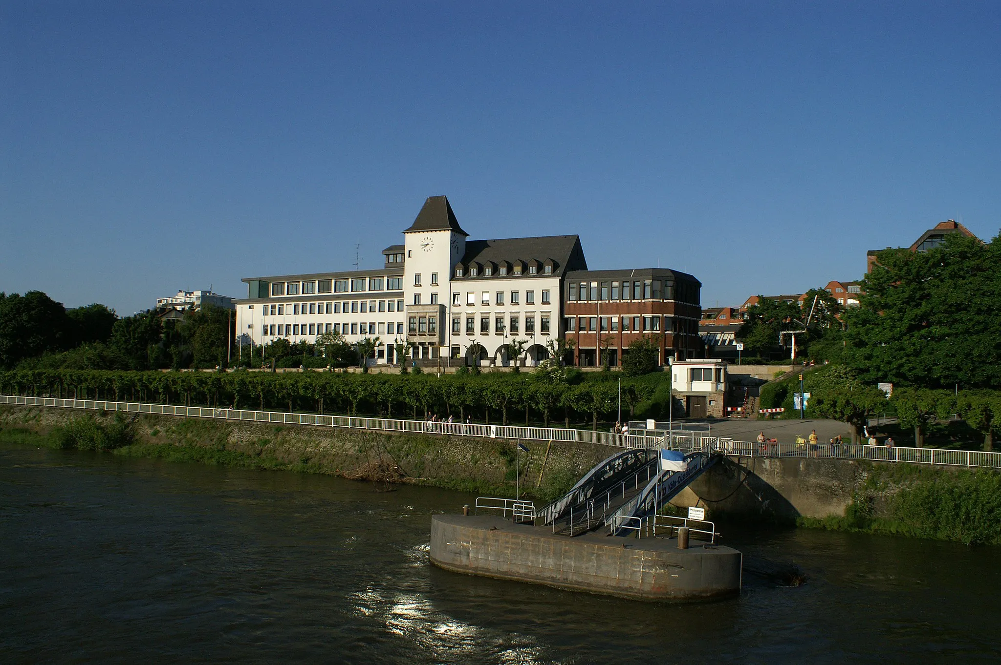 Photo showing: Rathaus in Köln-Porz, im Vordergrund Schiffsanleger der Köln-Düsseldorfer