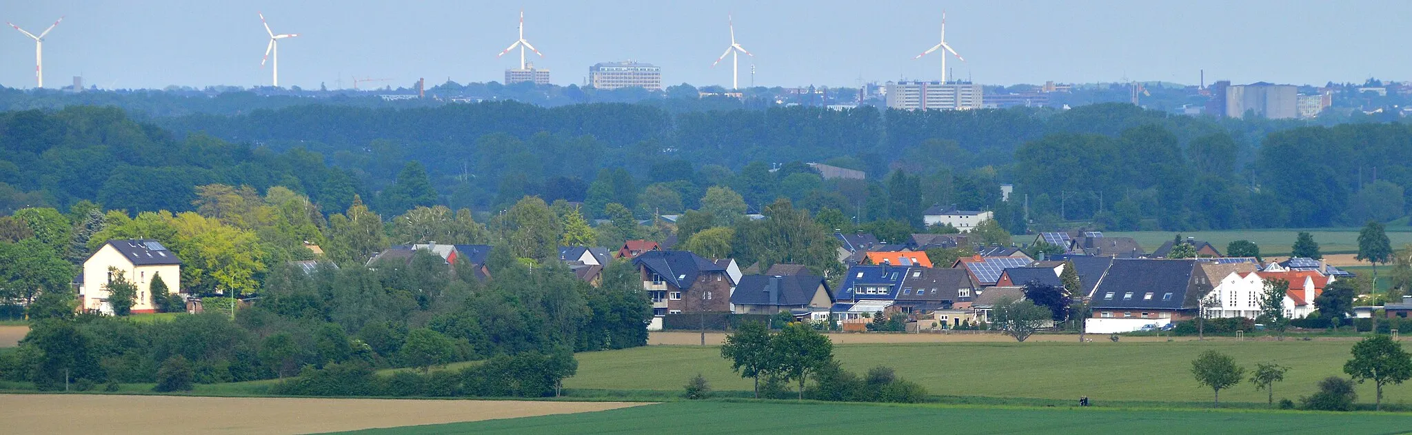 Photo showing: Der Langerweher Ortsteil D'horn von Pier aus. Im Hintergrund Düren.