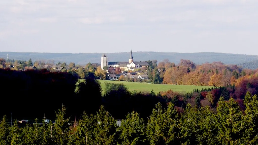 Photo showing: Eifelblick vom Marmagener Aussichtsturm auf das Kloster Steinfeld