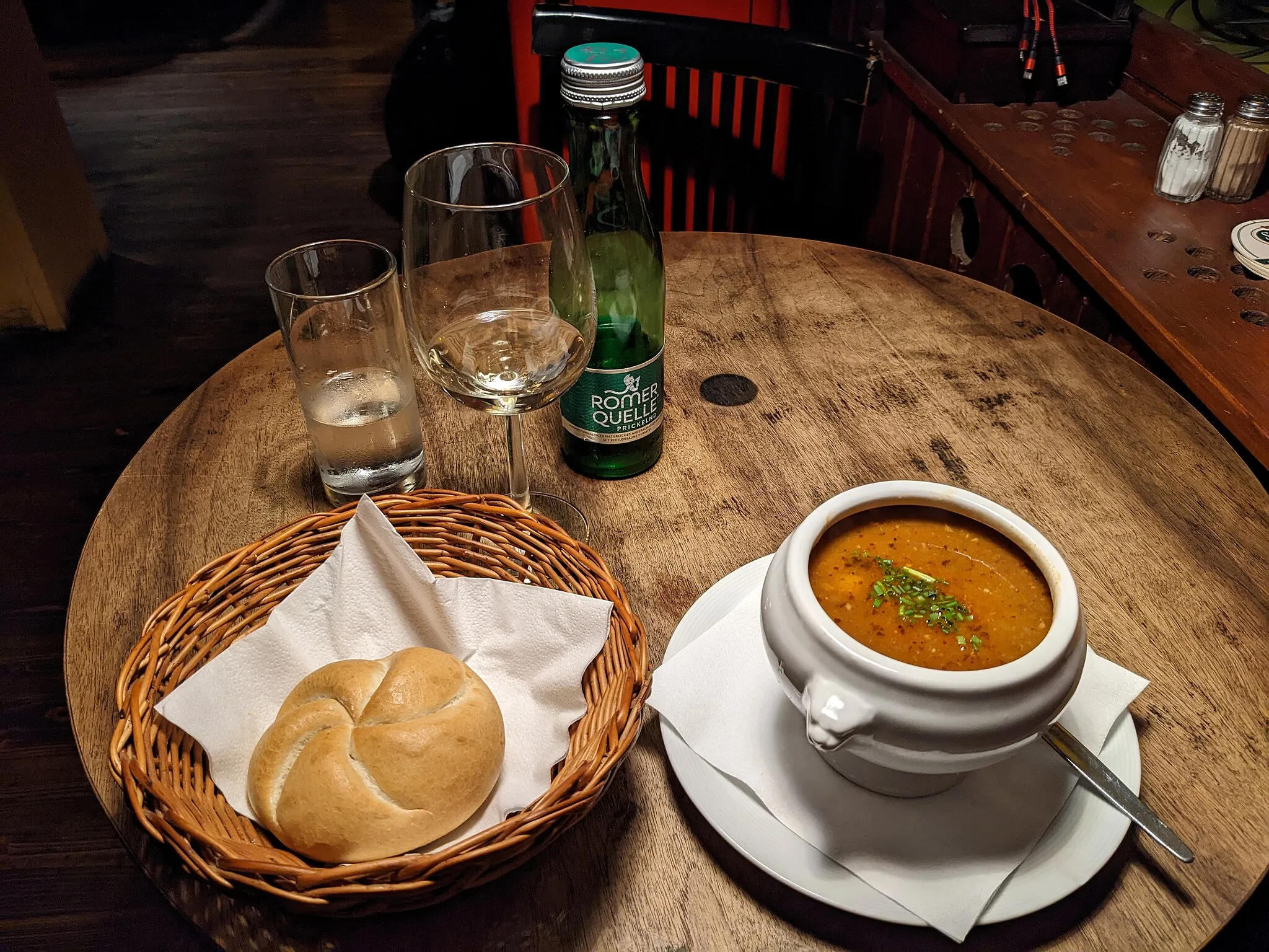 Photo showing: Gulaschsuppe mit Semmel, serviert in Wien