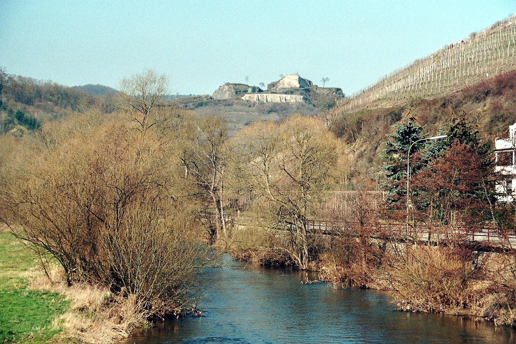 Photo showing: Rech, view from the Ahr bridge to Saffenburg castle