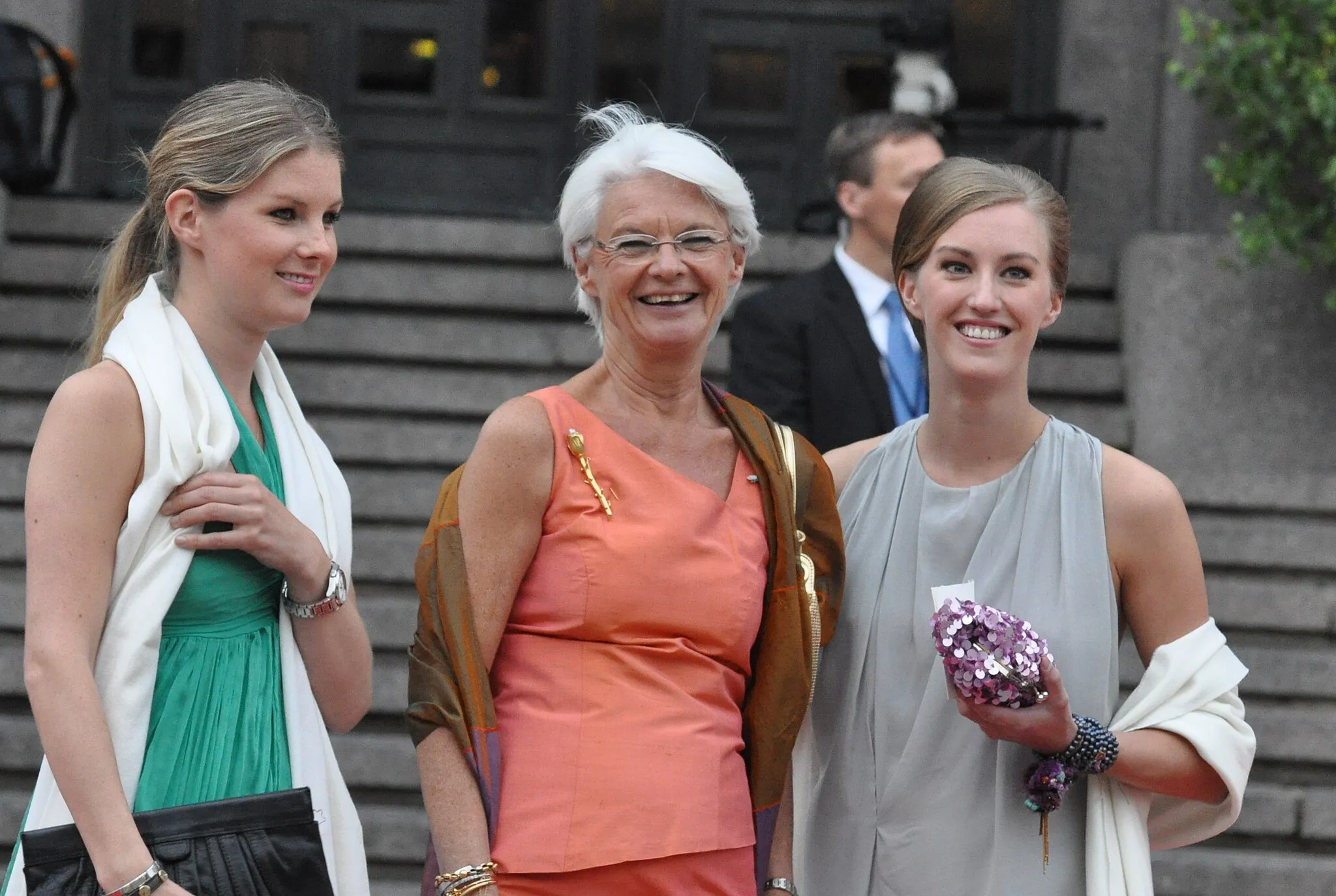 Photo showing: Elisabeth Tarras-Wahlberg and her two daughters, Filippa and Louisa, at the wedding of Victoria, Crown Princess of Sweden, and Daniel Westling; Arrival of members for the Gouvernment and Swedish and foreign guests of hounour to the Riksdag's Gala Performance at Konserthuset