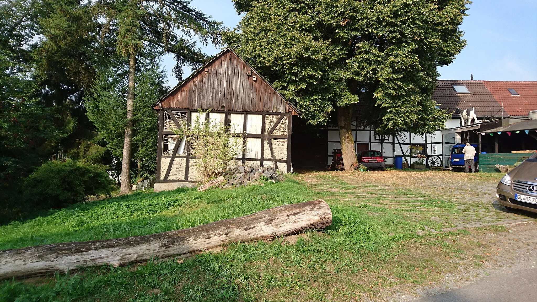 Photo showing: Fachwerkhaus mit baufälliger Scheune in Vilshoven (Overath-Marialinden)