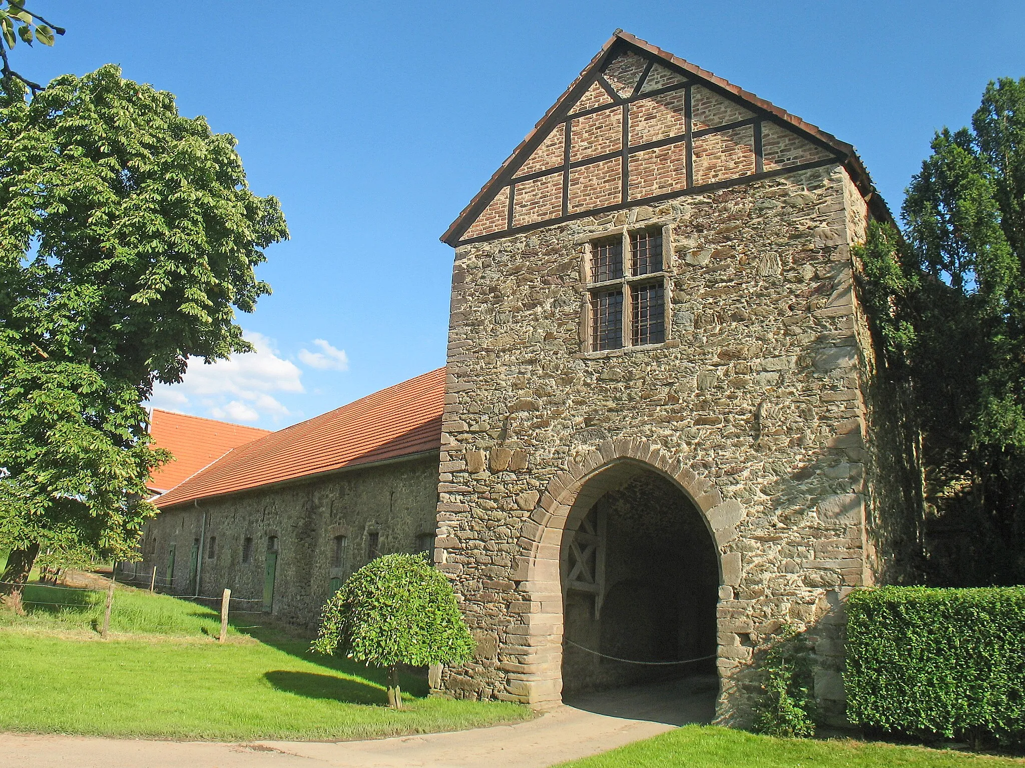 Photo showing: Gut Nesselrath - eine Hofschaft an der Wupper, Leichlingen / Rheinland, früher Schloss Nesselrath - heute Gut Nesselrath. Zwischen Nesselrath und Leysiefen liegen an der Wupper die Reste der einst stattlichen, 1536 neu erbauten Burg Nesselrode: Ein Teil der Vorburg mit zweigeschossigem Torhaus, spitzbogiger Durchfahrt und Fachwerk im Giebel ist erhalten. Die ehemalige Ringmauer dürfte noch aus mittelalterlicher Zeit stammen.Nach einem Brand von 1847, der durch einen Blitzschlag verursacht wurde, wurde das Schloss 1850 abgerissen.
Heute befindet sich dort ein landwirtschaftlicher Betrieb mit Hofladen.