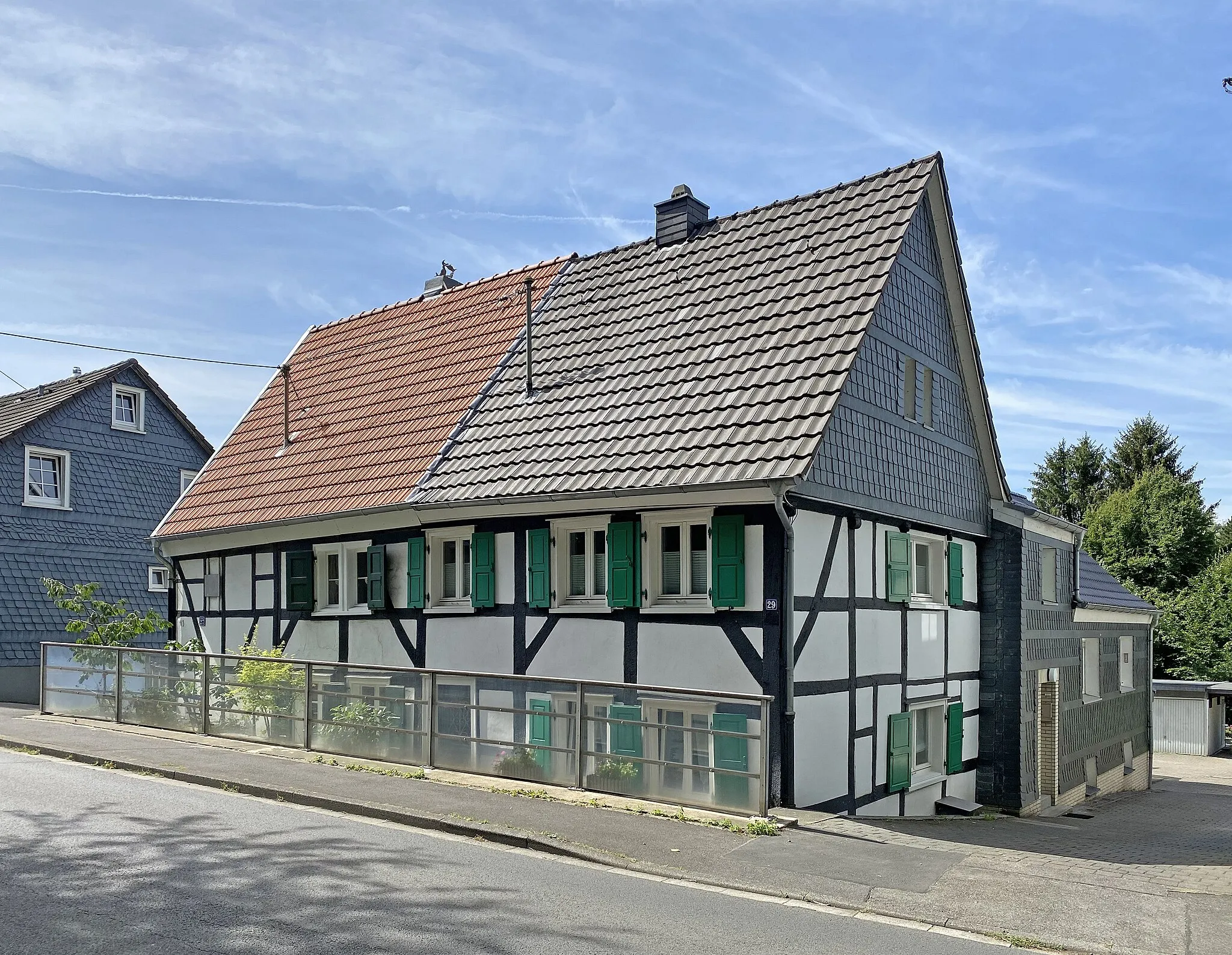 Photo showing: Doppelwohnhaus Unterberg 27 (im Hintergrund) und 29 in Leichlingen