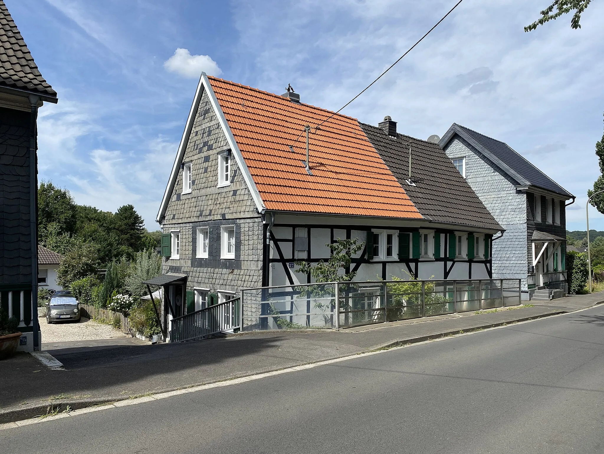Photo showing: Doppelwohnhaus Unterberg 27 (im Vordergrund) und 29 in Leichlingen