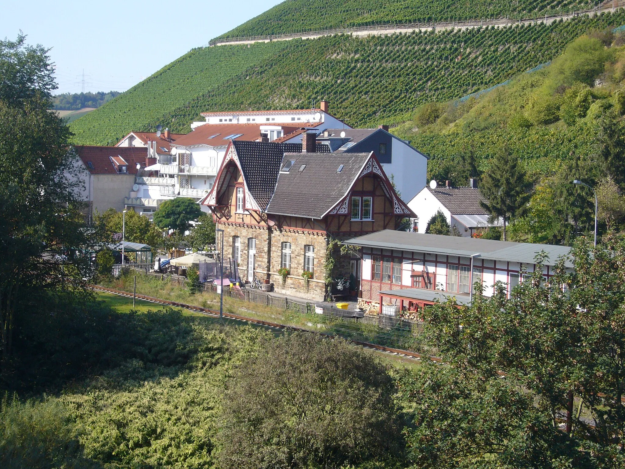 Photo showing: Landskroner Straße 1: Bahnhof Heimersheim; gegen 1888, Fachwerkbau, teilweise massiv, Fachwerk-Verladehalle