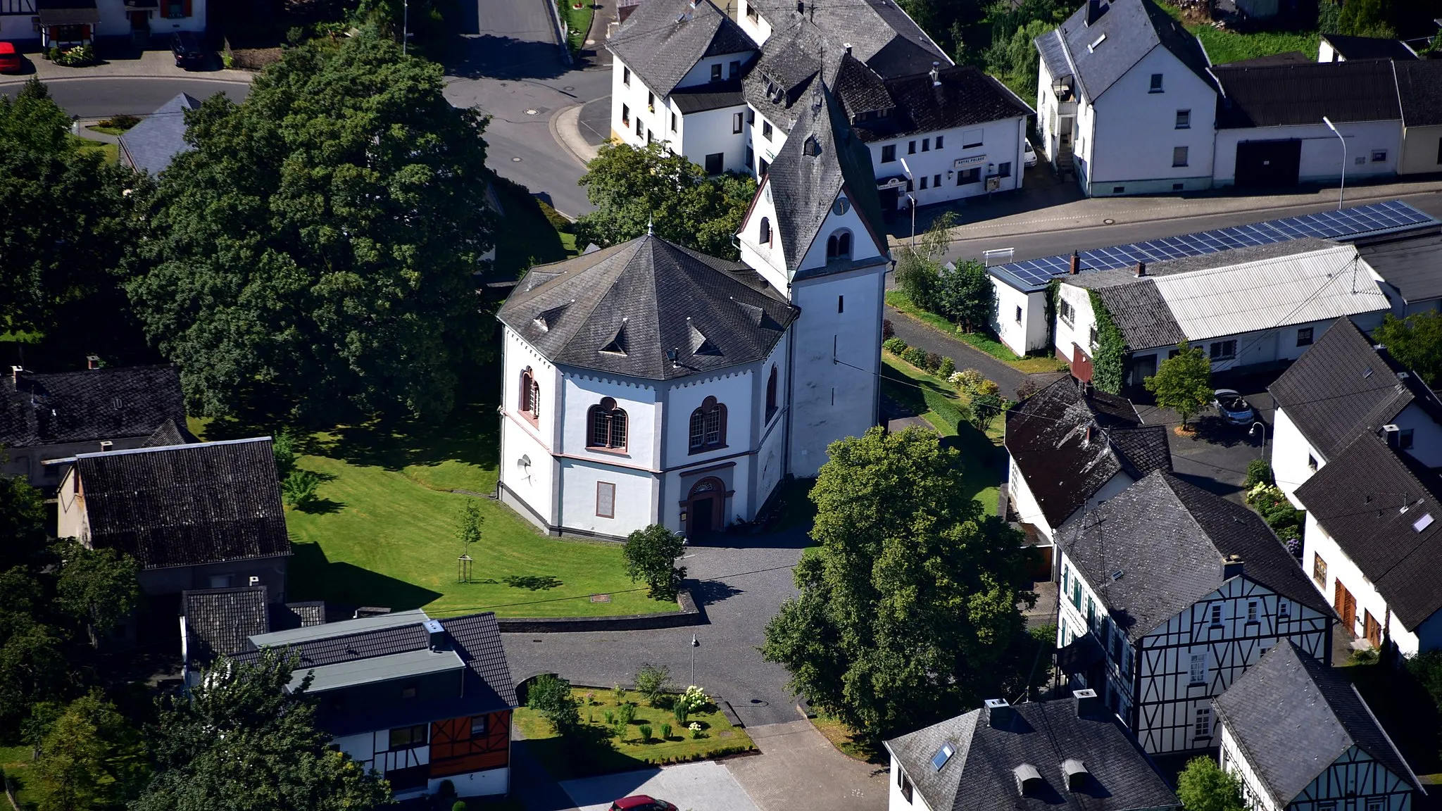 Photo showing: Urbach, Evangelische Kirche (Urbach), Luftaufnahme (2016)