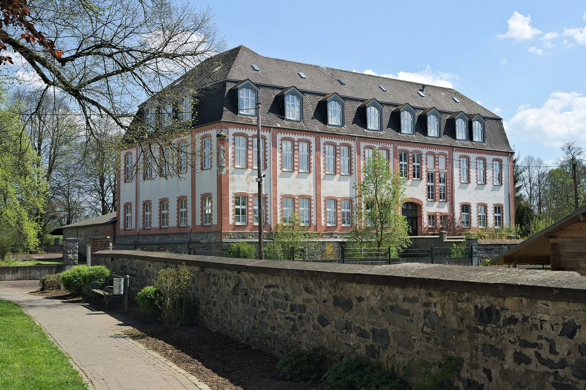 Photo showing: Marienheim at the Waagweiher in Herschbach (Uww), Westerwald, Germany. Seen from north-west