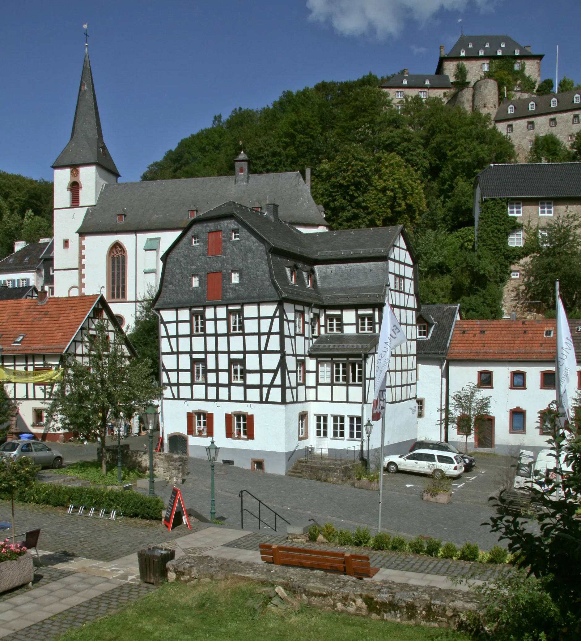 Photo showing: Parish church St. Mariä and castle Blankenheim, Blankenheim, county Euskirchen, North Rhine-Westphalia, Germany