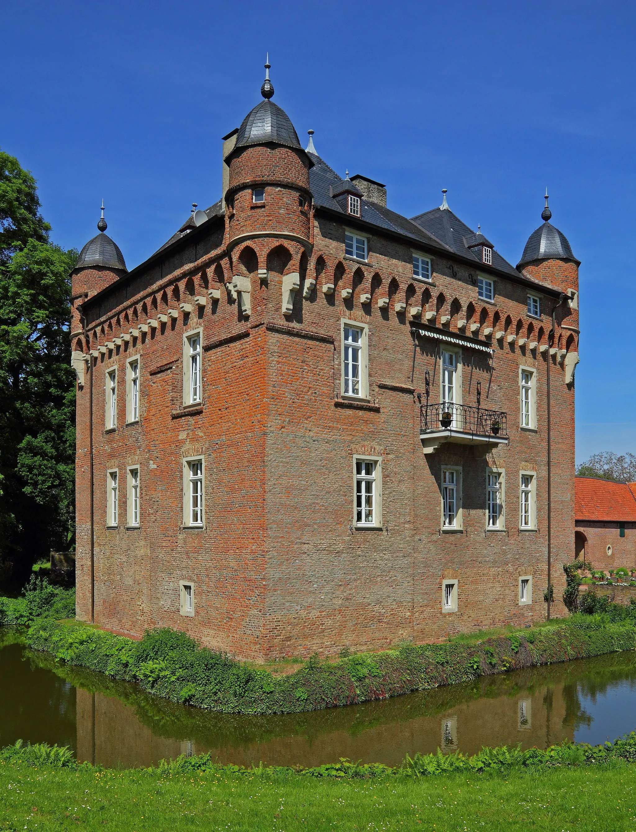 Photo showing: Loersfeld Castle in Kerpen. Former water castle, today a residential building.