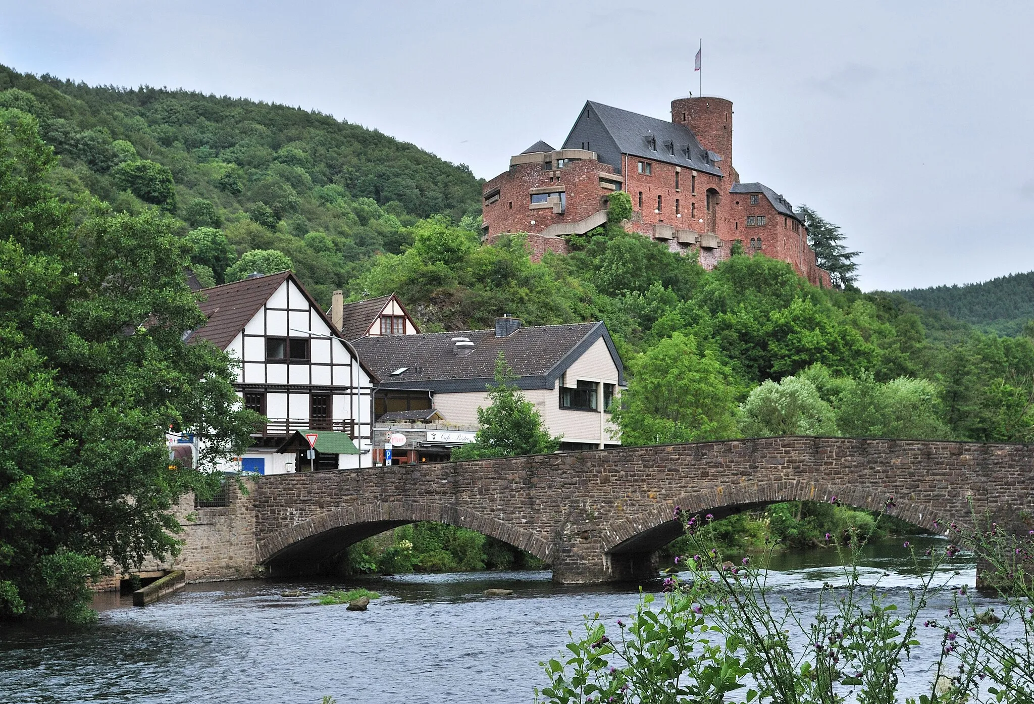 Photo showing: Castle Hengebach in Heimbach in the German Federal State North Rhine-Westphalia. In the front is seen the river Rur with a bridge.