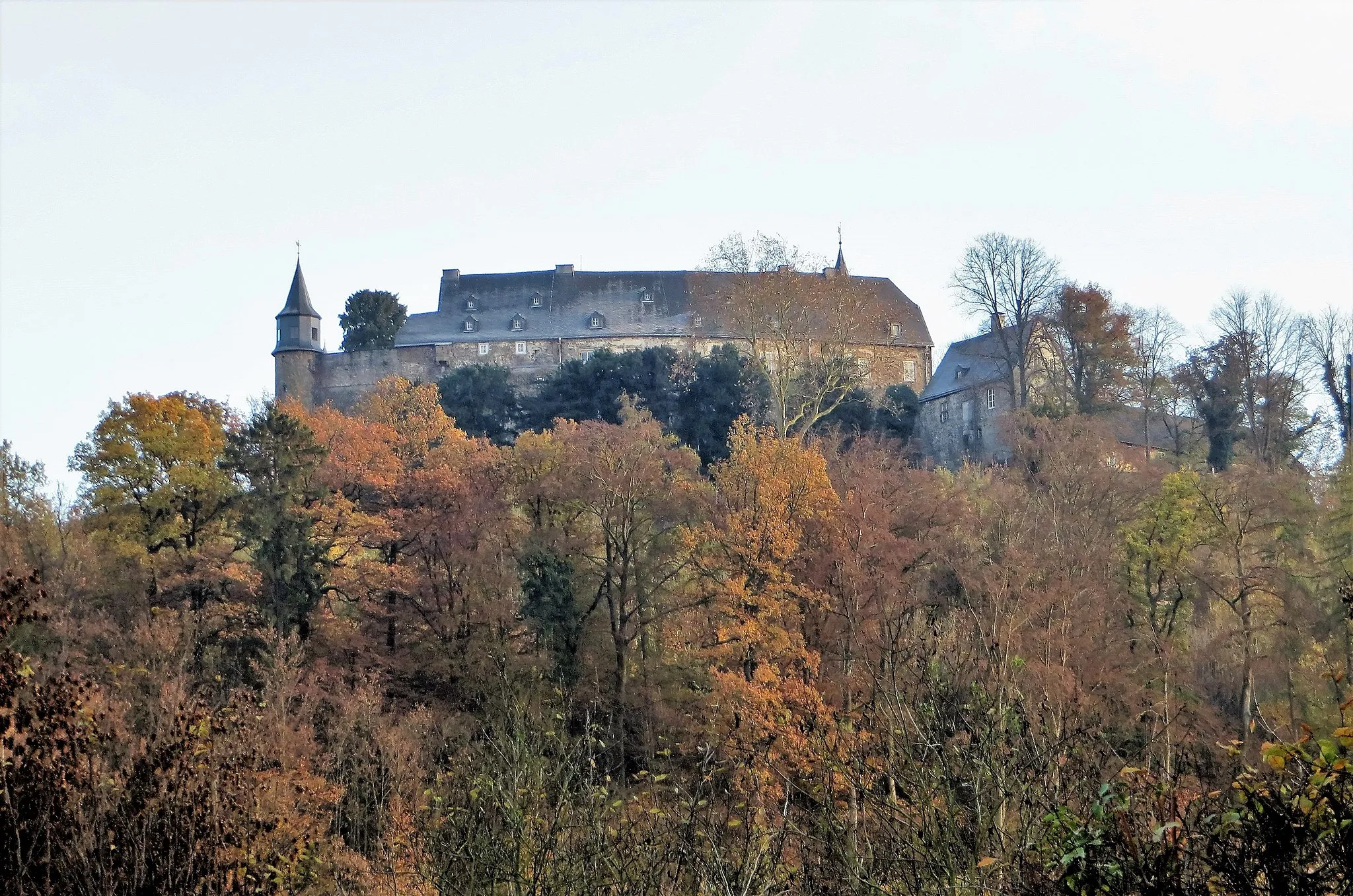 Photo showing: Bodendenkmal „Höhenburg Hohenlimburg“ im Hagener Stadtteil Hohenlimburg, Alter Schloßweg 30. Das seit 2011 geschützte ortsfeste Bodendenkmal ist bedeutend für die Geschichte der Stadt Hagen, weil die Hohenlimburg als Mittelpunkt eines eigenständigen mittelalterlichen Herrschaftsbereiches für die Geschichte und Entwicklung der Stadt Hagen eine herausragende Stellung innehat. In Hohenlimburg kann exemplarisch die Baustruktur und -entwicklung einer frühen Höhenburg (erbaut nach 1230)  erforscht werden. Zudem ist mit aussagekräftigen Resten einer Nutzung des Areals aus der Zeit vor 1230 auszugehen.