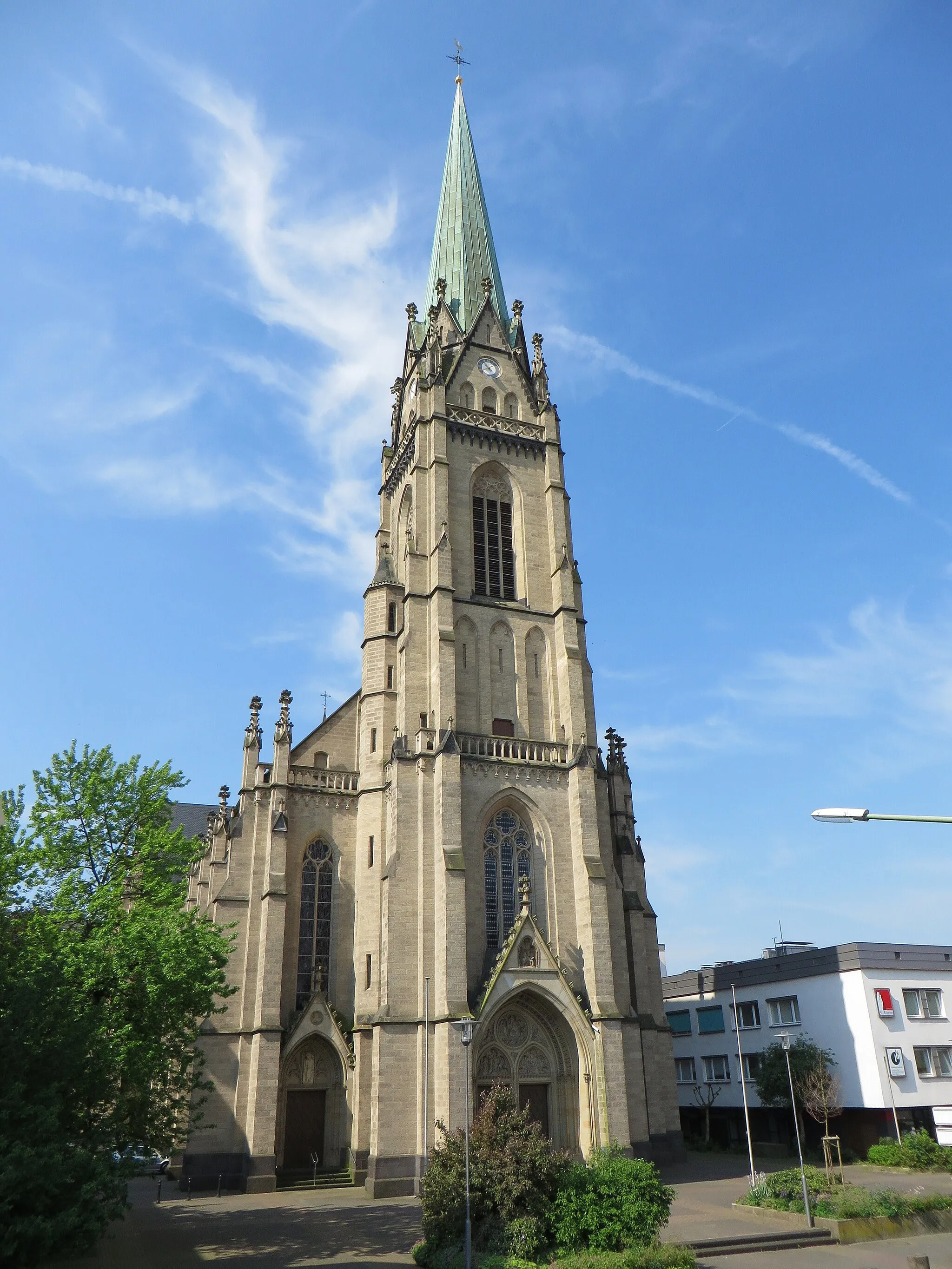 Photo showing: Denkmalgeschützte katholische Sankt Marien Kirche in Hagen, Hochstraße 81. Hagens größte Kirche ist eine dreischiffige Hallenkirche im neogotischen Stil, nach Plänen des Düsseldorfer Architekten Caspar Clemens Pickel 1892 bis 1895 erbaut. Einweihung war am 26. September 1895. Nach erheblicher Beschädigung im Zweiten Weltkrieg erfolgte 1954 der Wiederaufbau, dem sich in den darauffolgenden Jahren umfangreiche Restaurierungsmaßnahmen anschlossen.