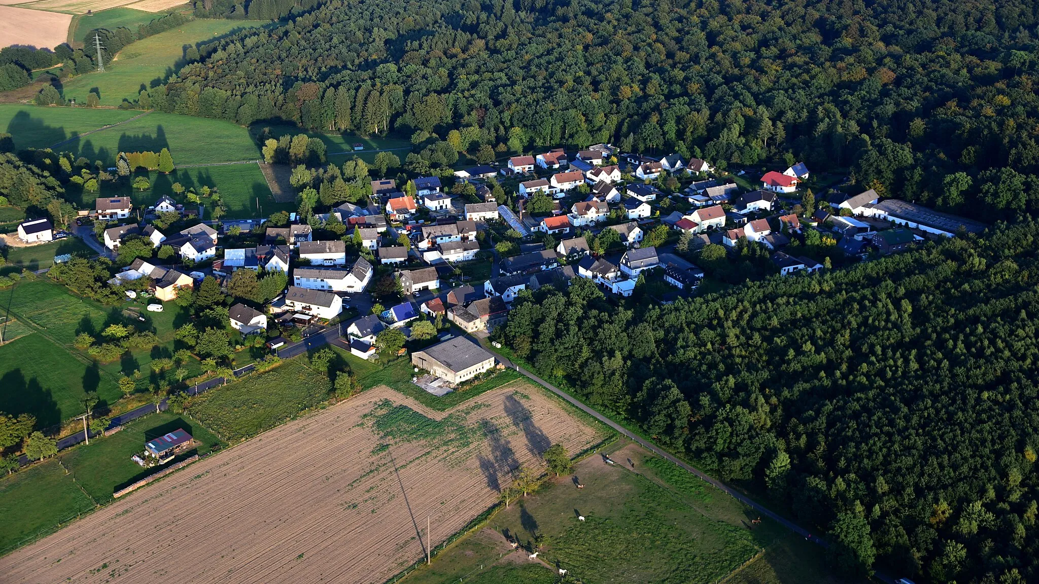 Photo showing: Hütte, Hattert, Luftaufnahme (2016)