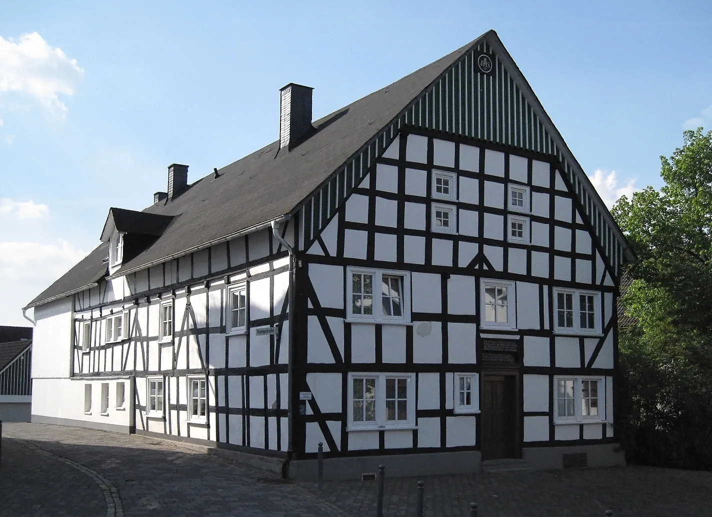 Photo showing: Unter Denkmalschutz stehendes Wohnhaus Bergstraße 8 (erbaut 1757) in Wenden.