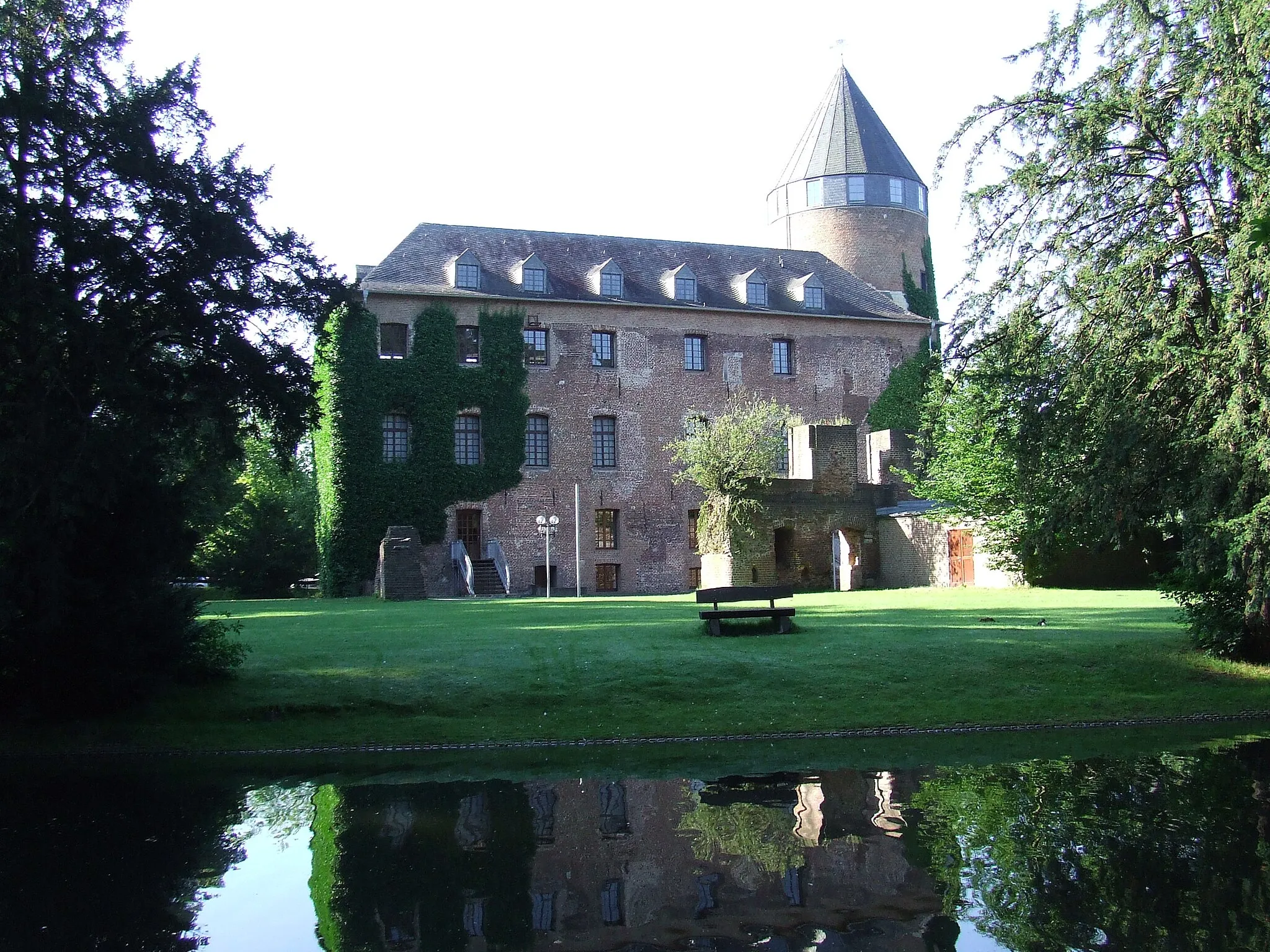 Photo showing: Foto van kasteel Brüggen (Burg Brüggen)

This  image shows a heritage building in Germany, located in the North Rhine-Westphalian city Brüggen (no. 2).