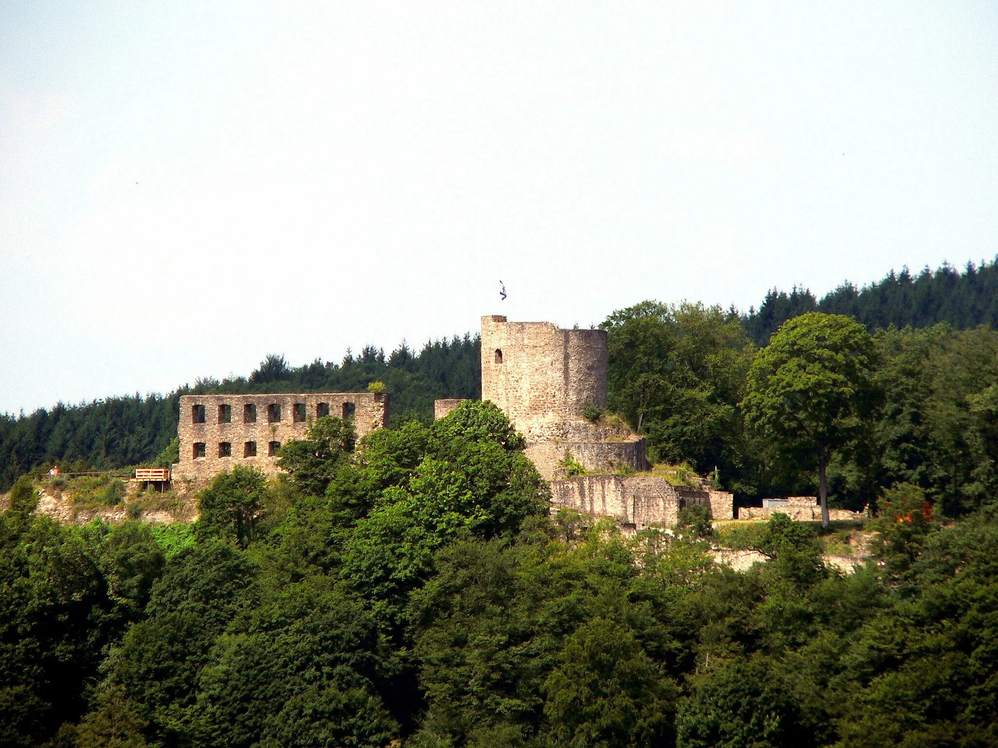 Photo showing: Ruine of Castle Windeck/Sieg, view from the cemetery of Schladern