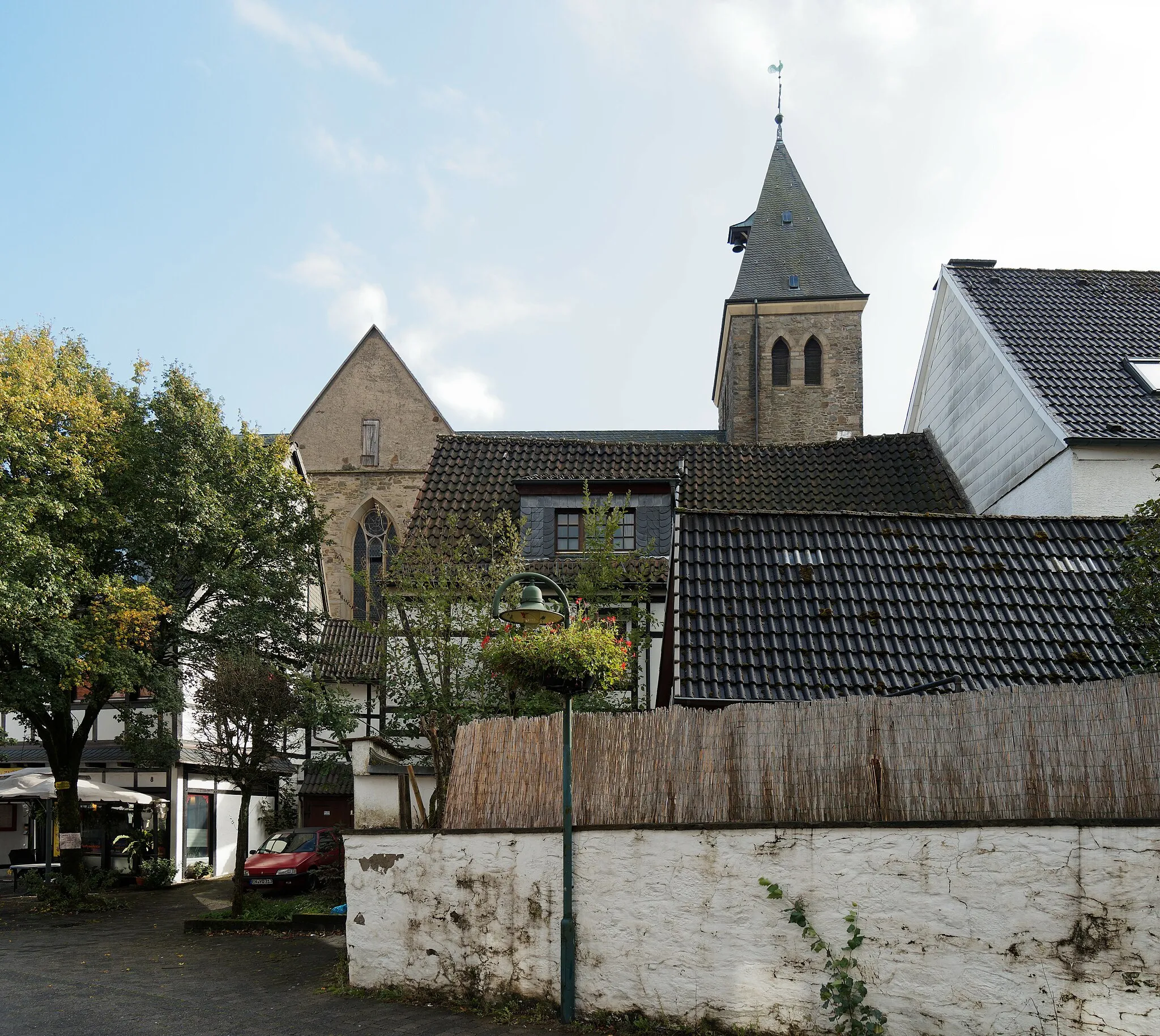 Photo showing: Die evangelische Jakobuskirche aus nordwestlicher Richtung. Deutlich erkennbar die außen am Turm angebrachte Glocke.