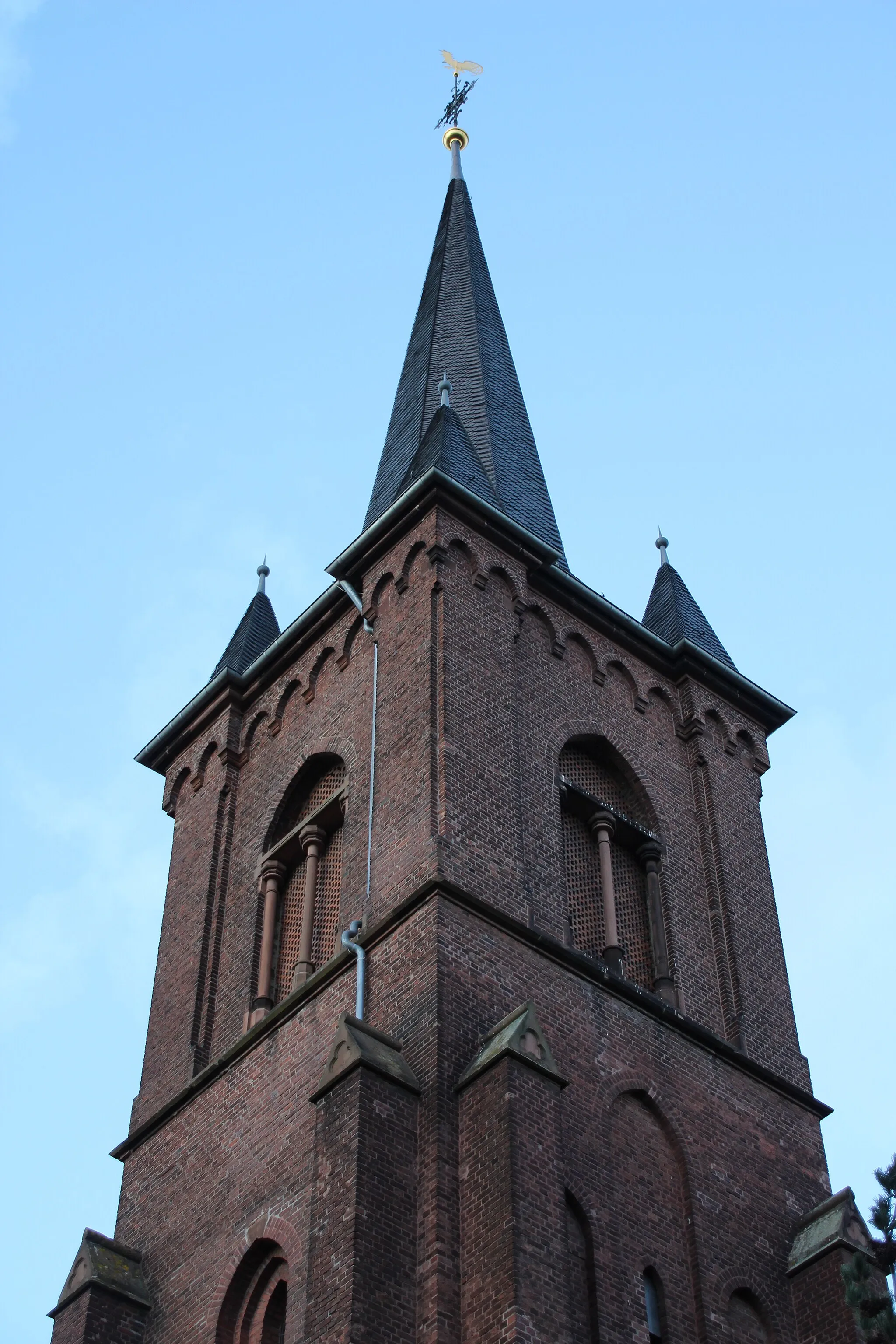 Photo showing: Kirchturm der Kath. Pfarrkirche St. Thomas von Canterbury in Niederzier-Ellen.