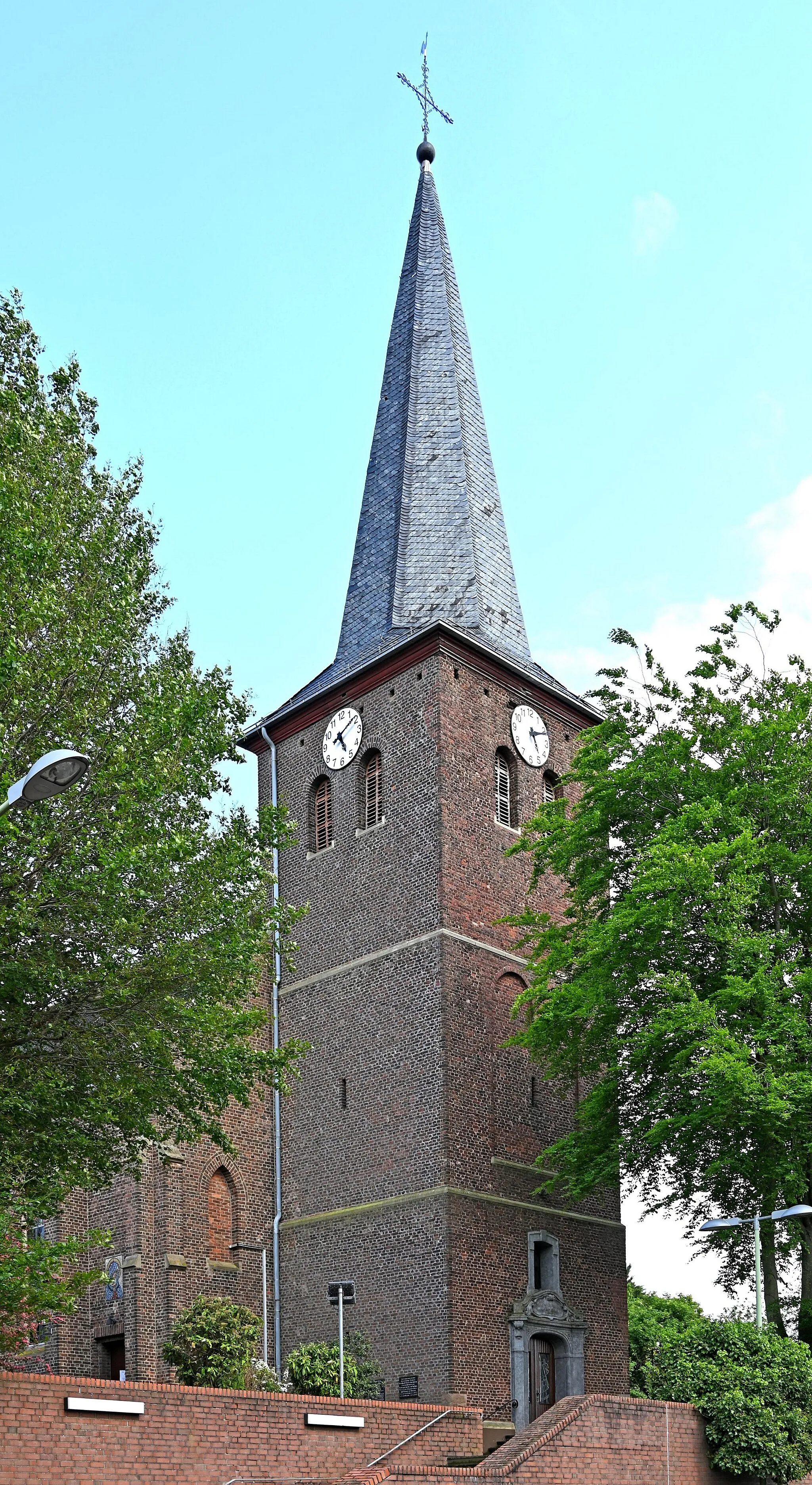 Photo showing: St. Martin (Oberzier), Turm von Nordwesten