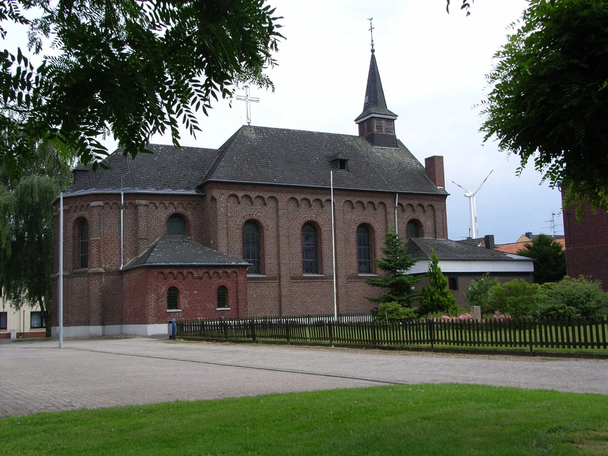 Photo showing: Pfarrkirche St. Laurentius mit Neonkreuz und Windmühle, Erkelenz-Houverath