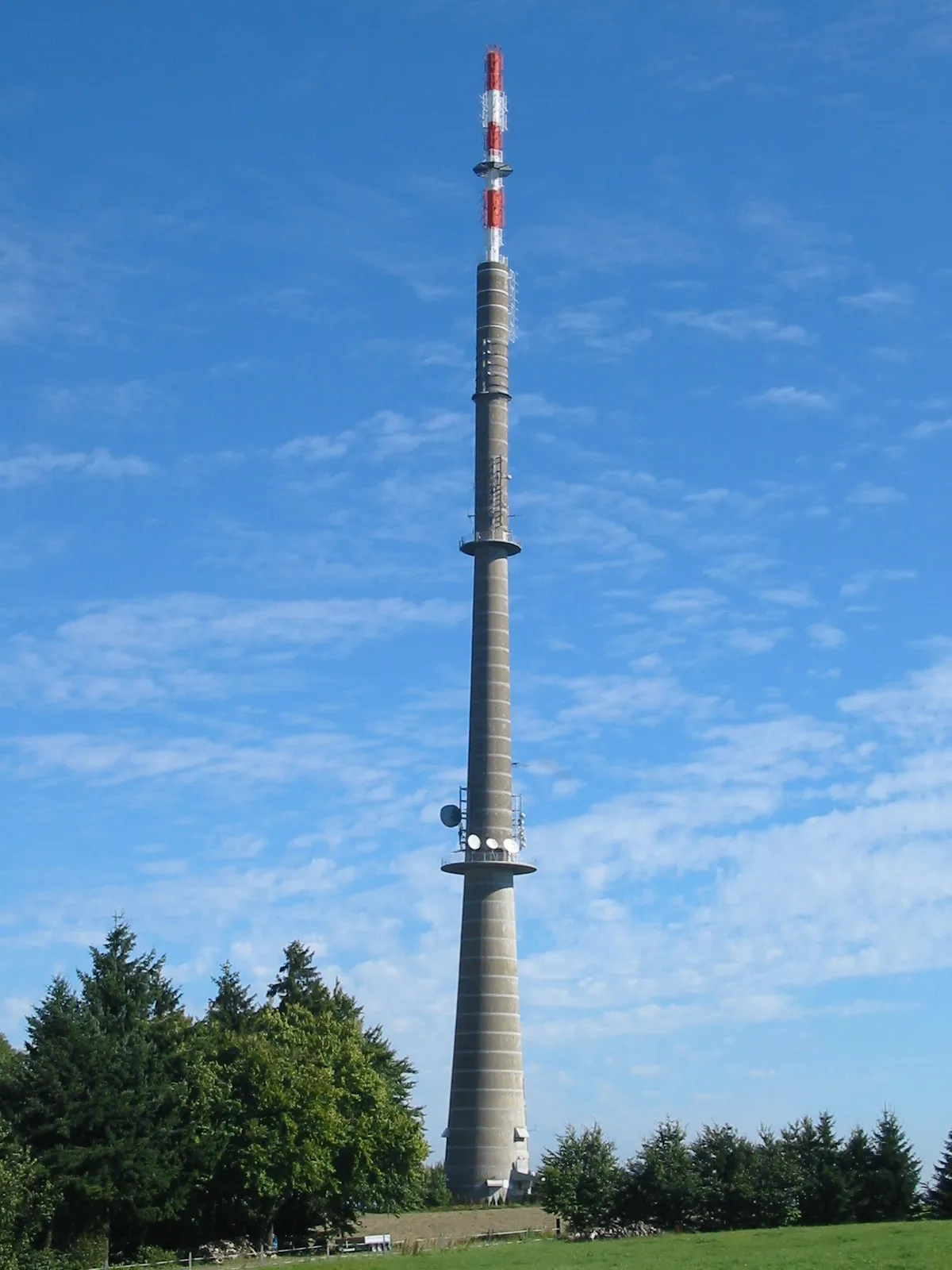 Photo showing: Total view of radio transmission tower Eifel-Bärbelkreuz operated by WDR, situated near Dahlem in the south-western part of North Rhine-Westphalia, Germany.