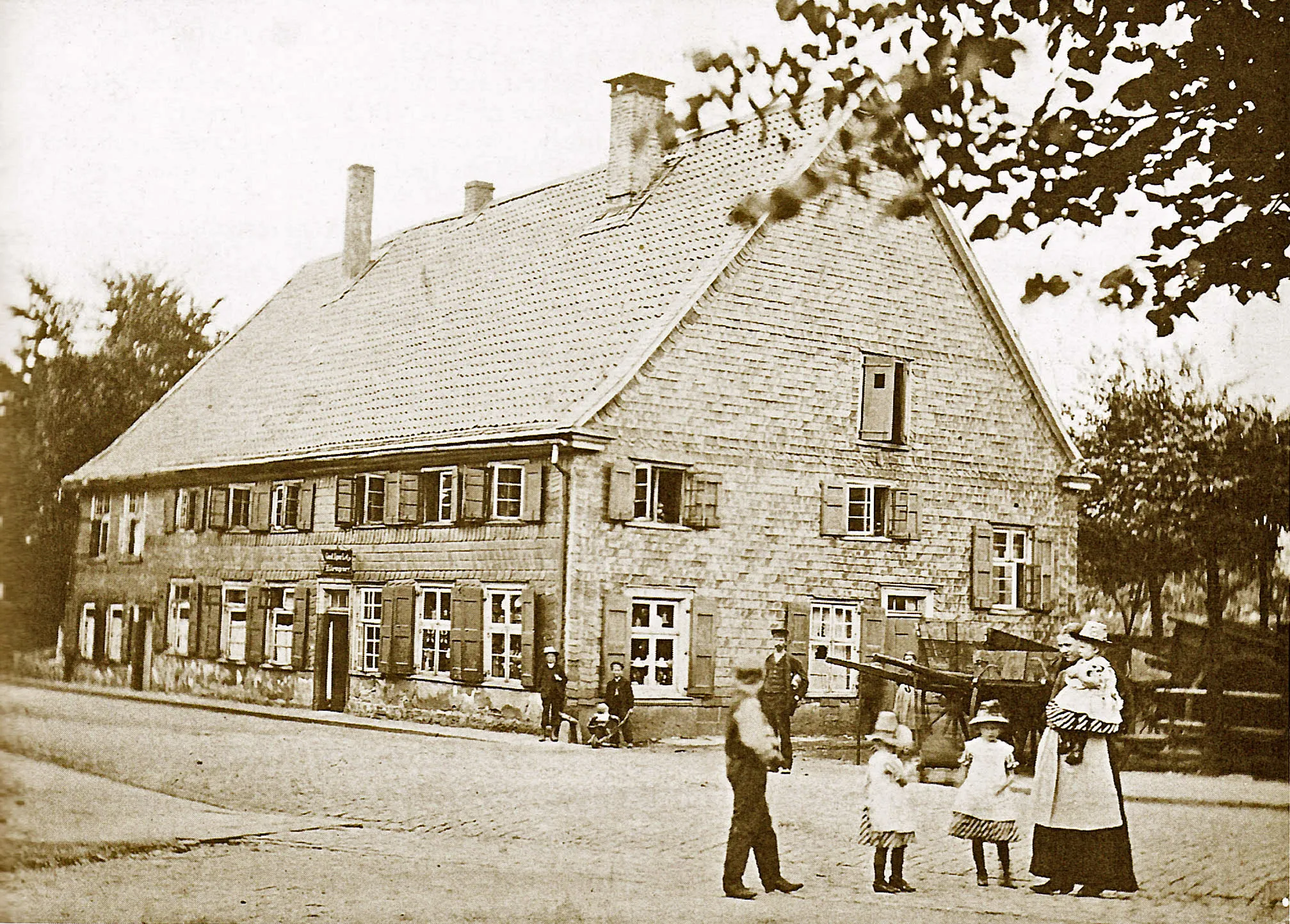 Photo showing: Der Schultenhof in Möllenkotten vor seinem Abbruch im Jahre 1890