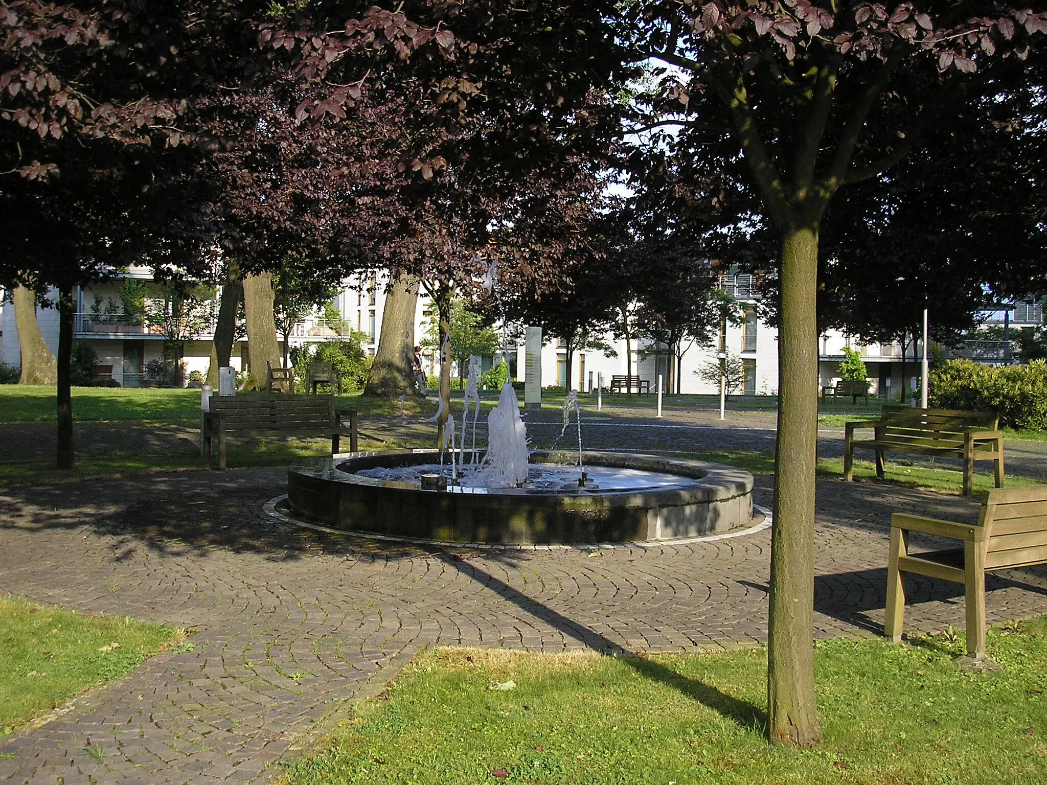 Photo showing: Schloss Bensberg, Brunnen im Schlosspark ( Medici-Platz )