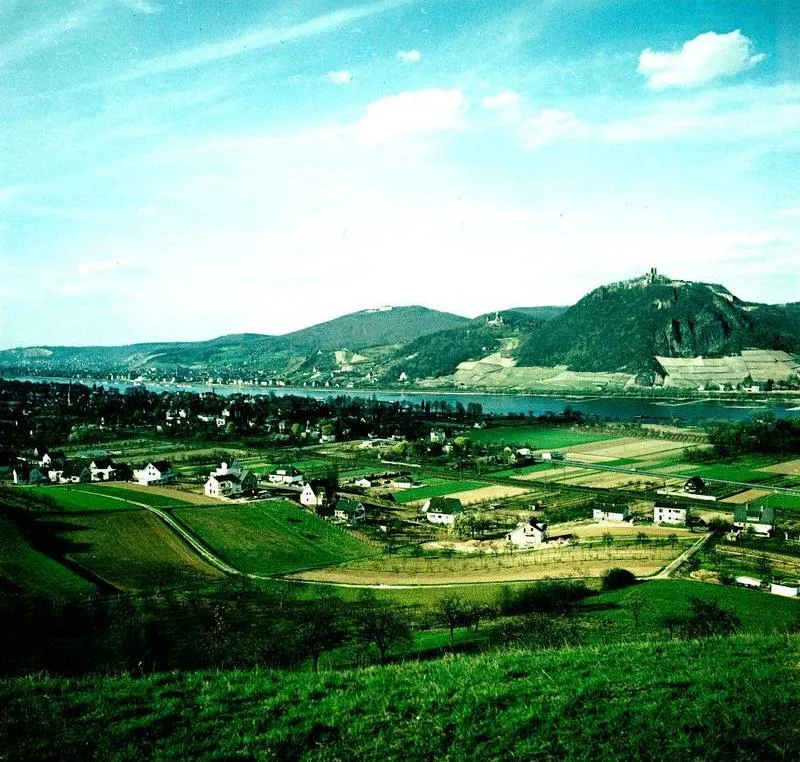 Photo showing: For documentary purposes the German Federal Archive often retained the original image captions, which may be erroneous, biased, obsolete or politically extreme. Blick vom Rodderberg auf das Siebengebirge
