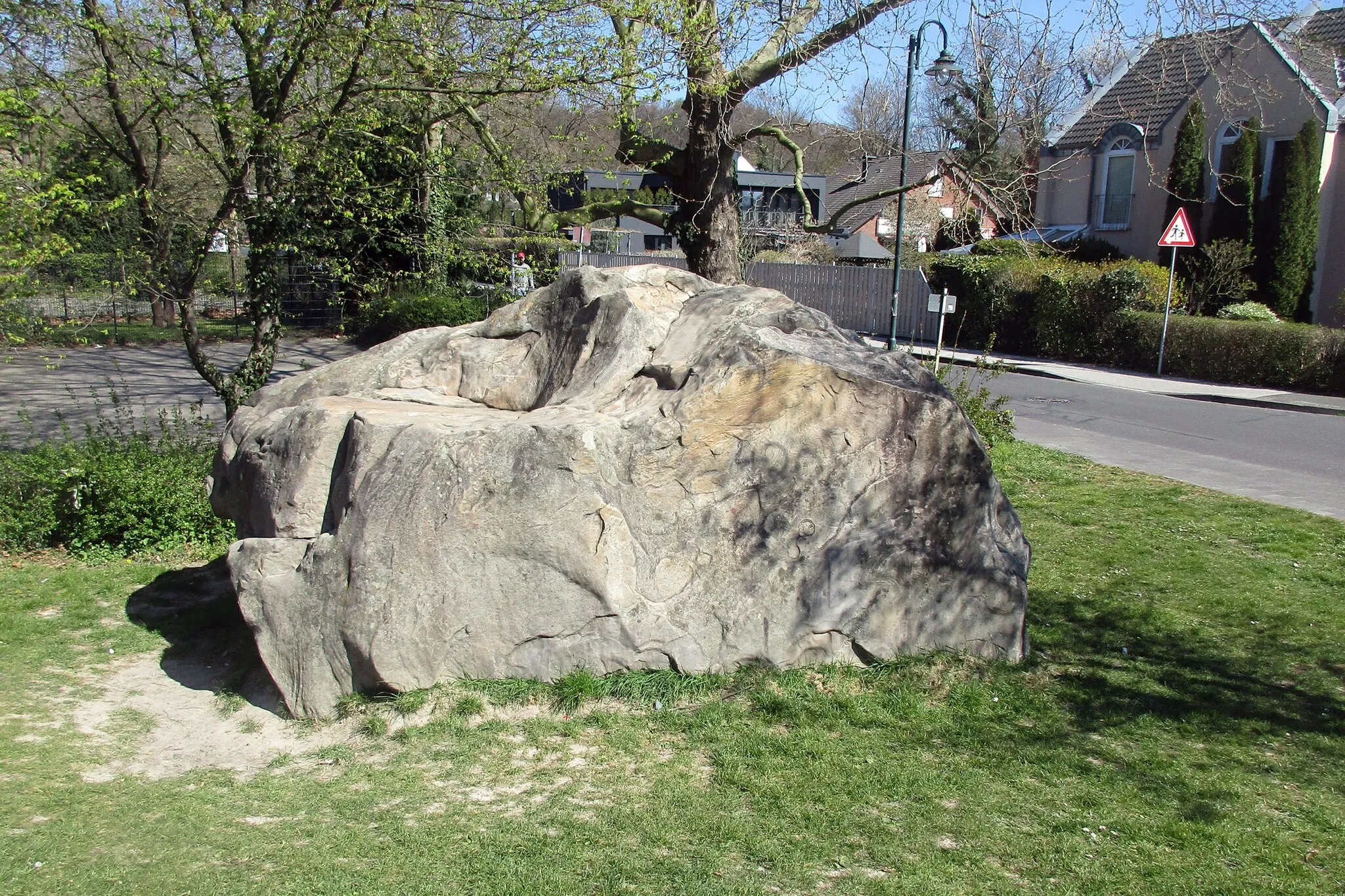 Photo showing: Quarzitblock an Haus Broich in Troisdorf-Spich (2020), gut einen Kilometer entfernt vom "Spicher Hohlstein".