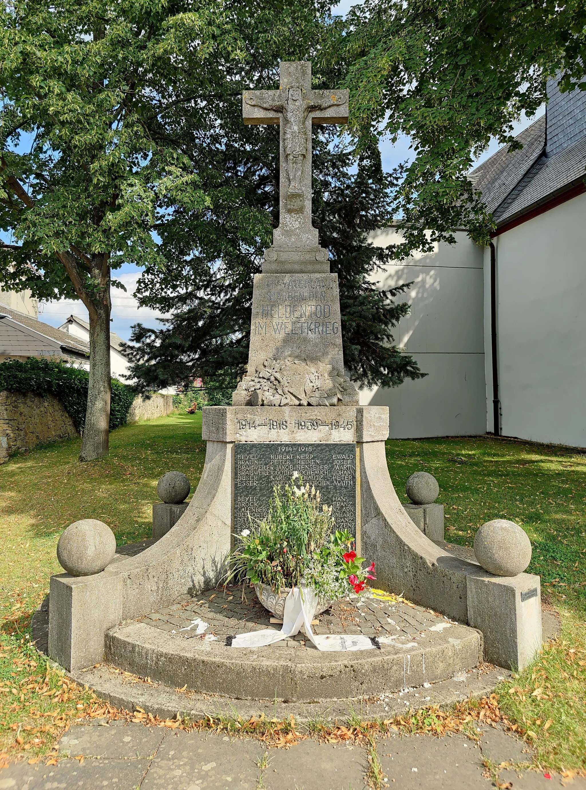 Photo showing: Kriegerdenkmal an der katholischen Pfarrkirche St. Petrus und Paulus Ludendorf, Gemeinde Swisttal, Rhein-Sieg-Kreis, Nordrhein-Westfalen, Deutschland