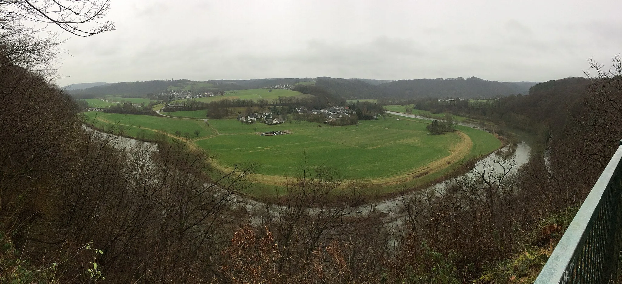 Photo showing: Hennef district Auel (in the foreground) at a loop of the Sieg river. In the background are the further districts Oberauel (left) and Berg (right).