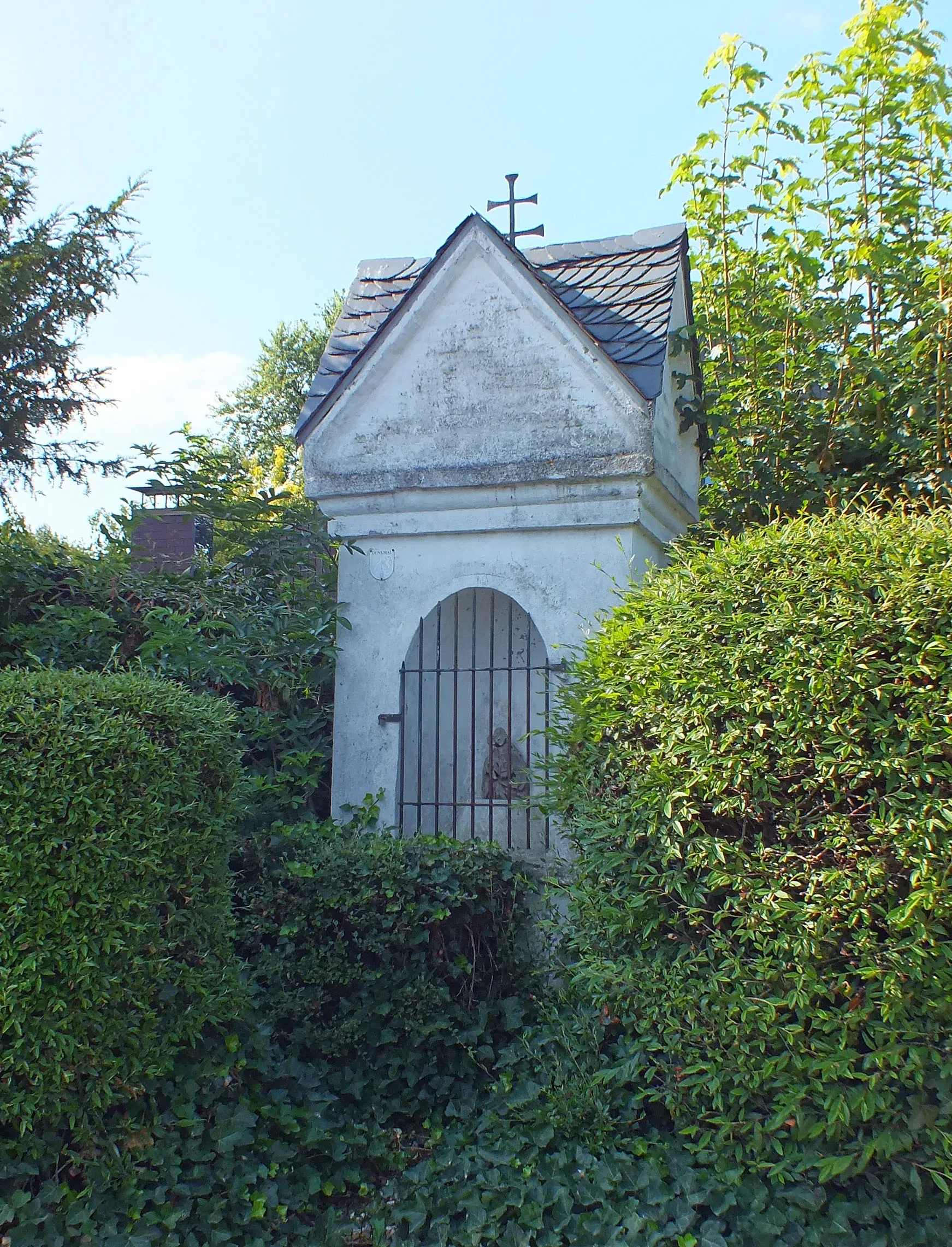 Photo showing: viergiebeliger Bildstock mit "Patriarchenkreuz"