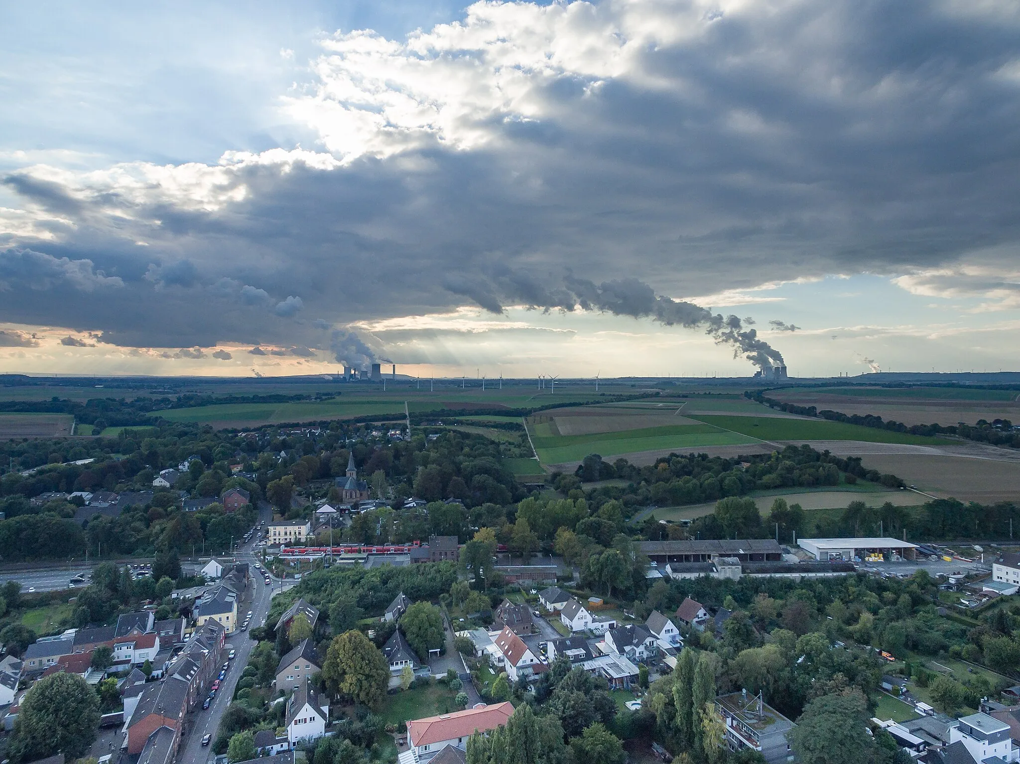Photo showing: Luftaufmahme von Stommeln mit Blick auf die Kraftwerke Neurath (r) und Niederaußem (l)