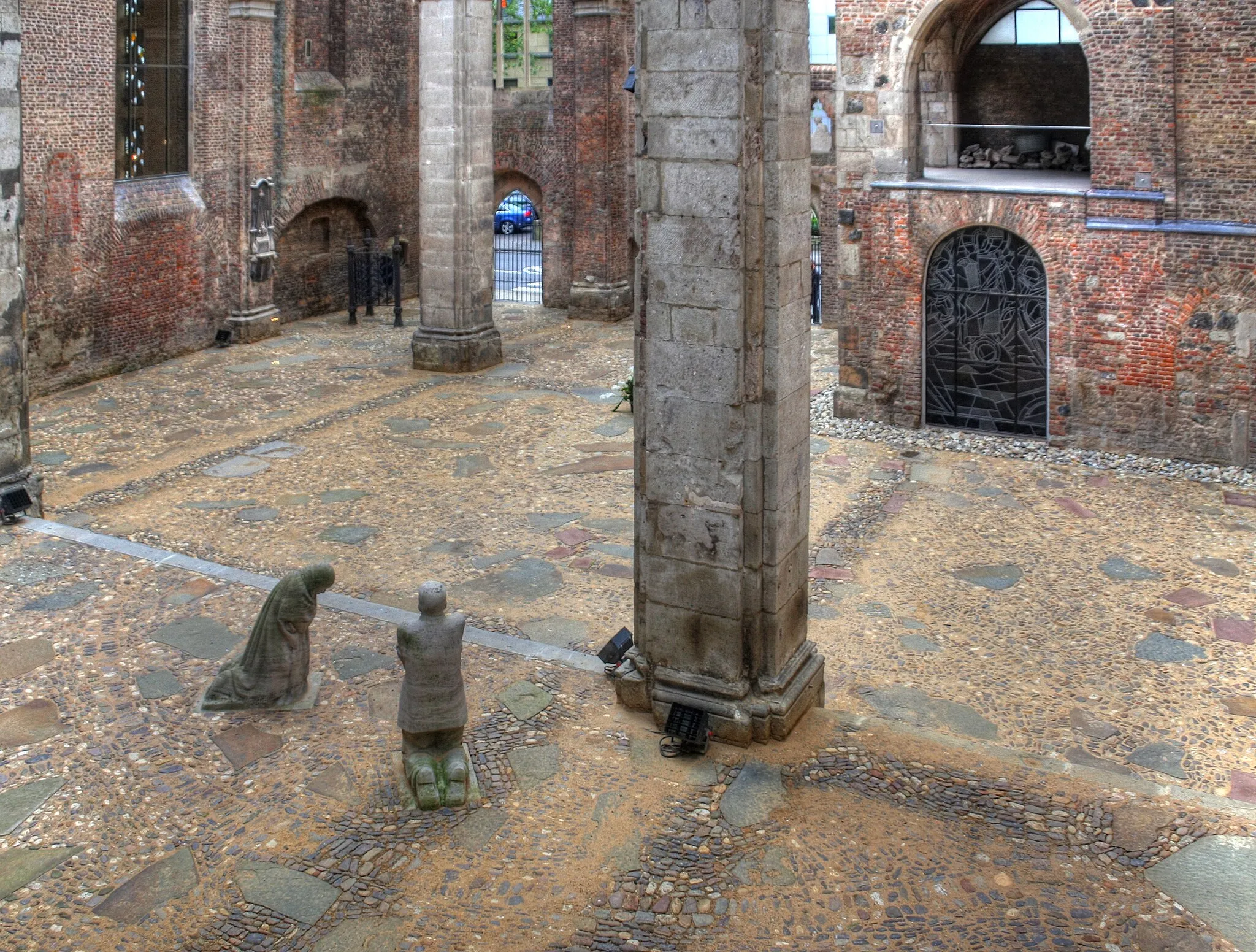 Photo showing: Innenhof von Alt St. Alban, gesehen aus einem Fenster im Obergeschoss des Gürzenich