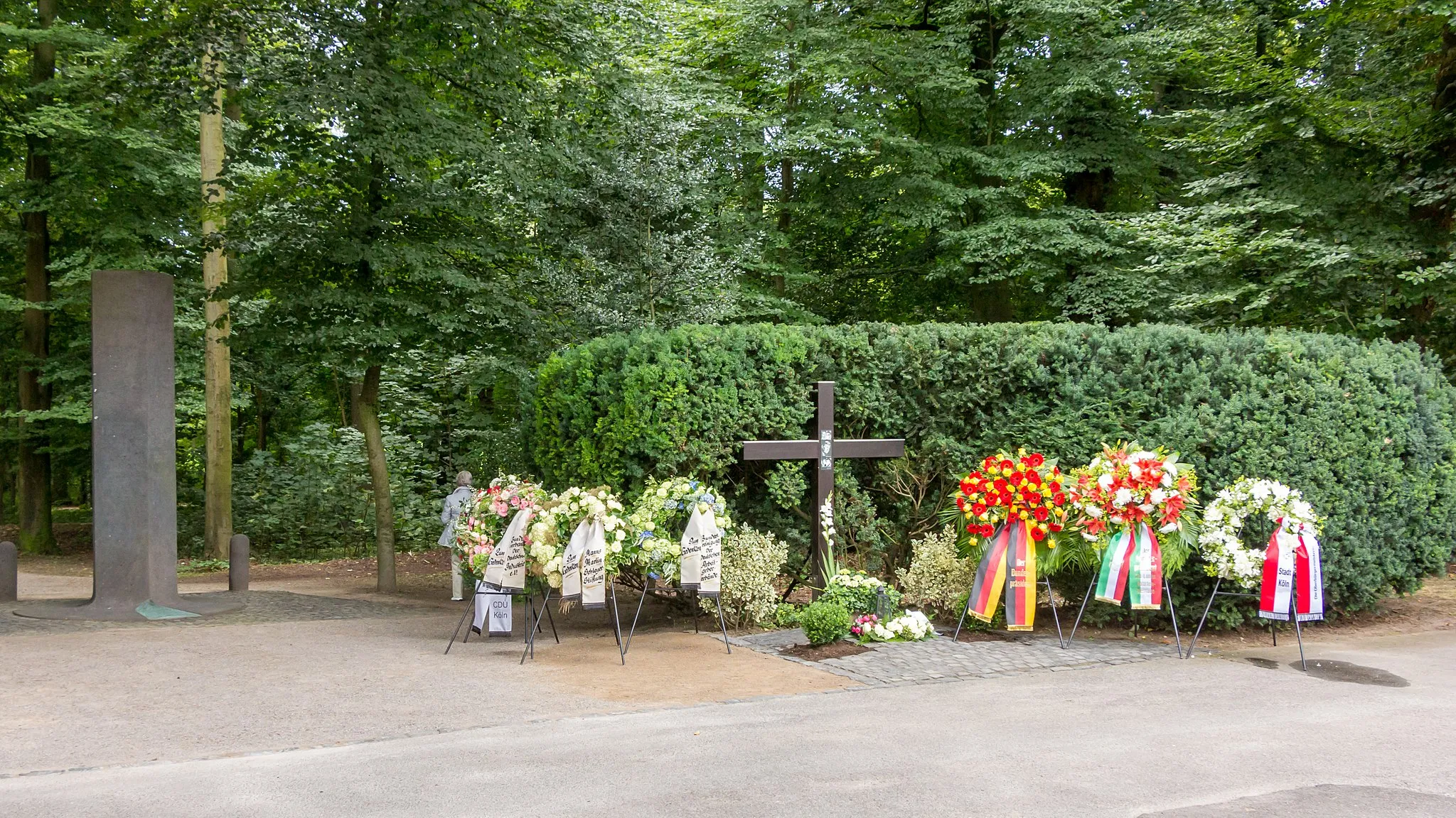 Photo showing: Kranzniederlegung 40. Jahrestag Attentat auf Hanns Martin Schleyer in der Köln-Braunsfelder Vincenz-Statz-Straße