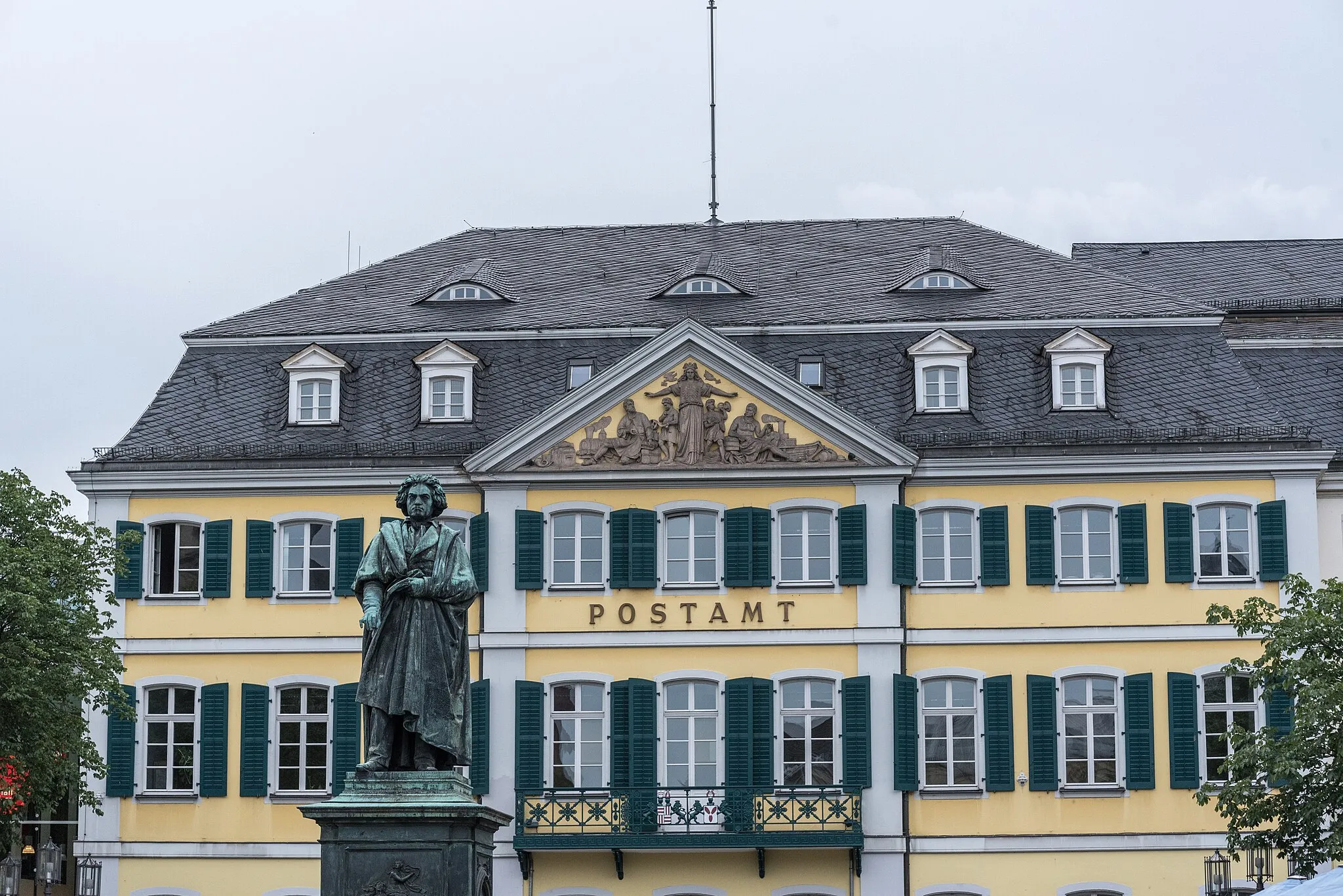 Photo showing: Bonn, Ehemaliges Hauptpostamt, Beethovendenkmal