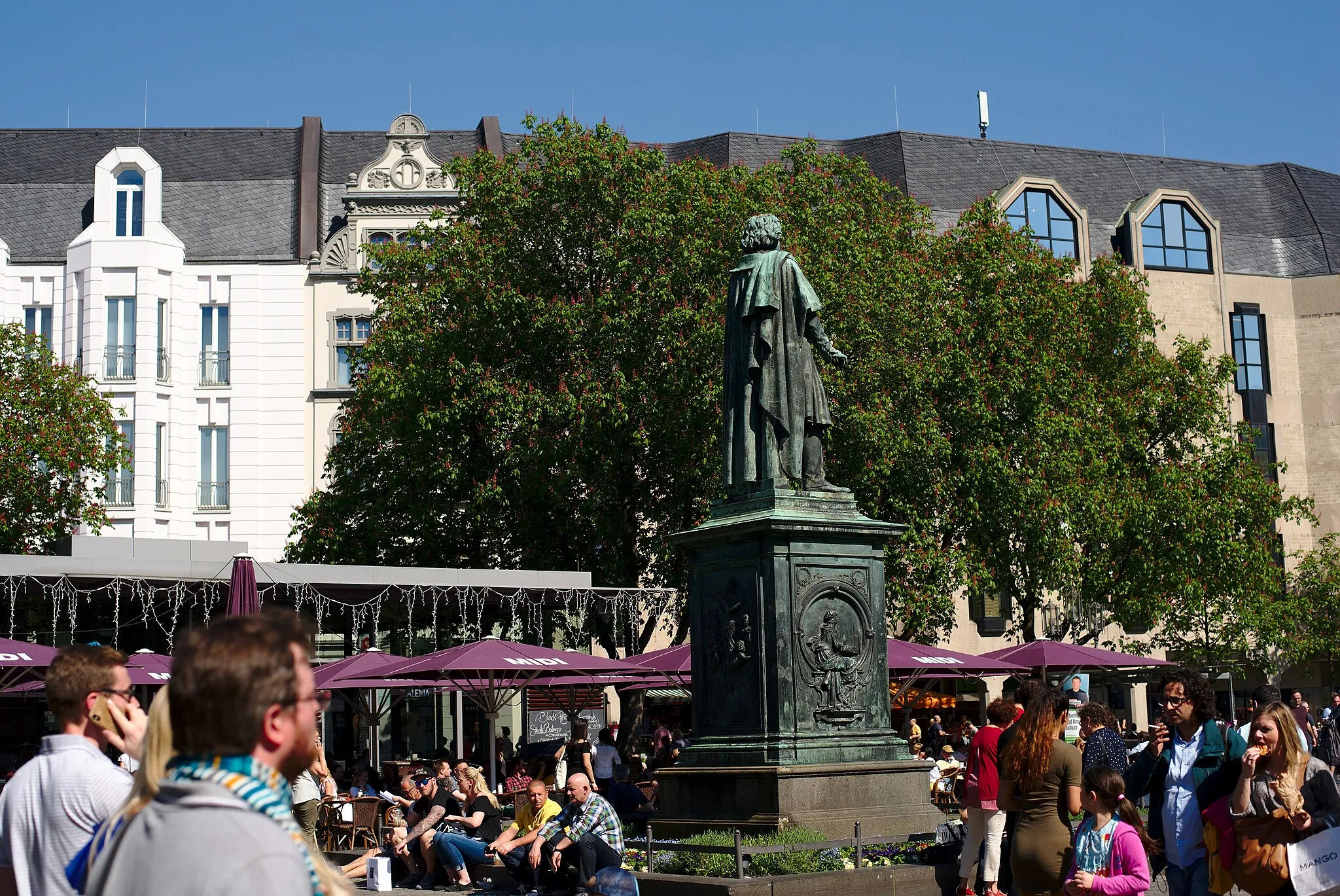 Photo showing: Das Beethovendenkmal am Münsterplatz in Bonn.