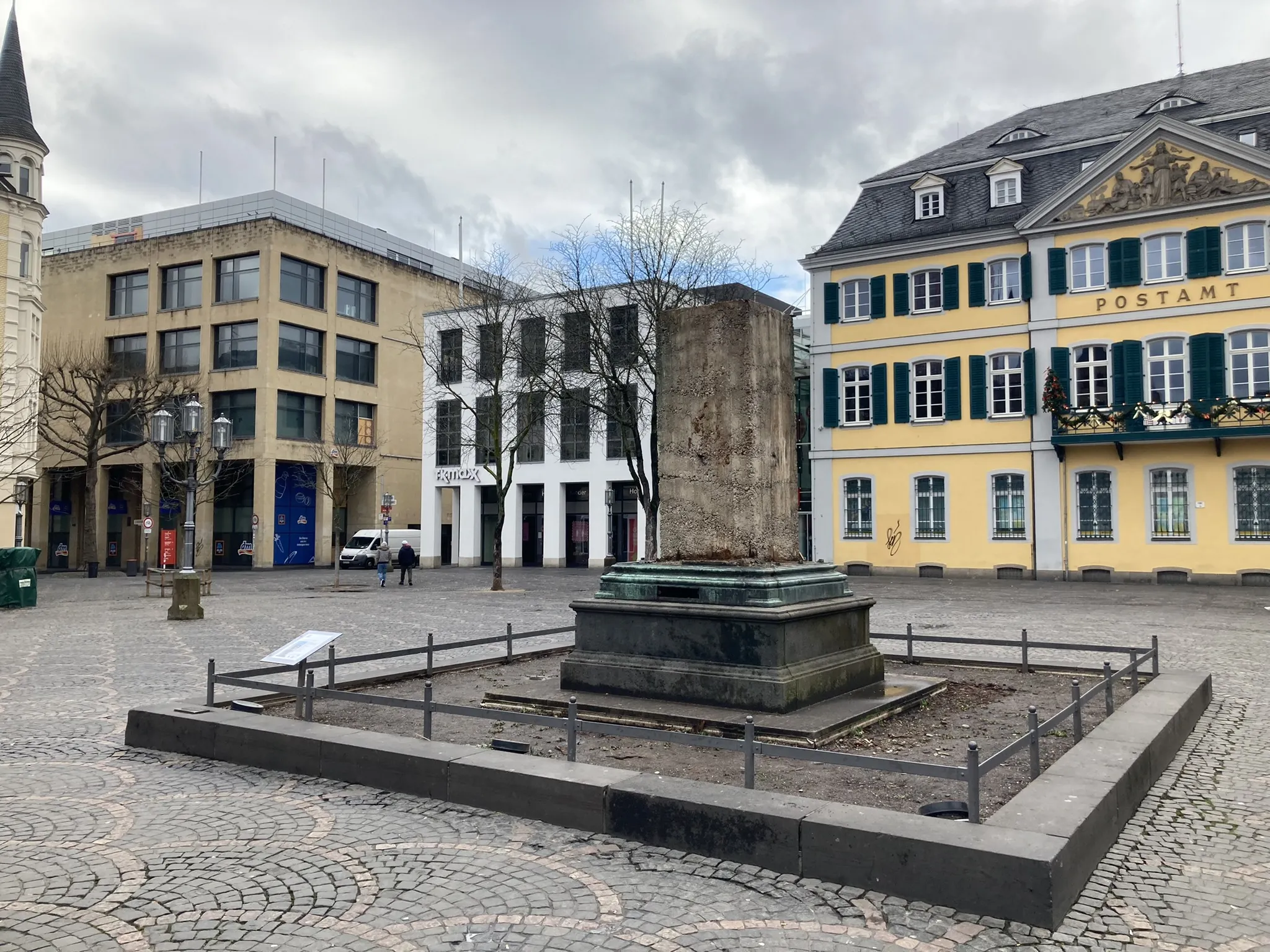 Photo showing: Ludwig van Beethoven monument by Ernst Hähnel, pedestal, Bonn/Germany, Münsterplatz. The monument was dismantled on 5 January 2022 for restoration purposes for about six months.