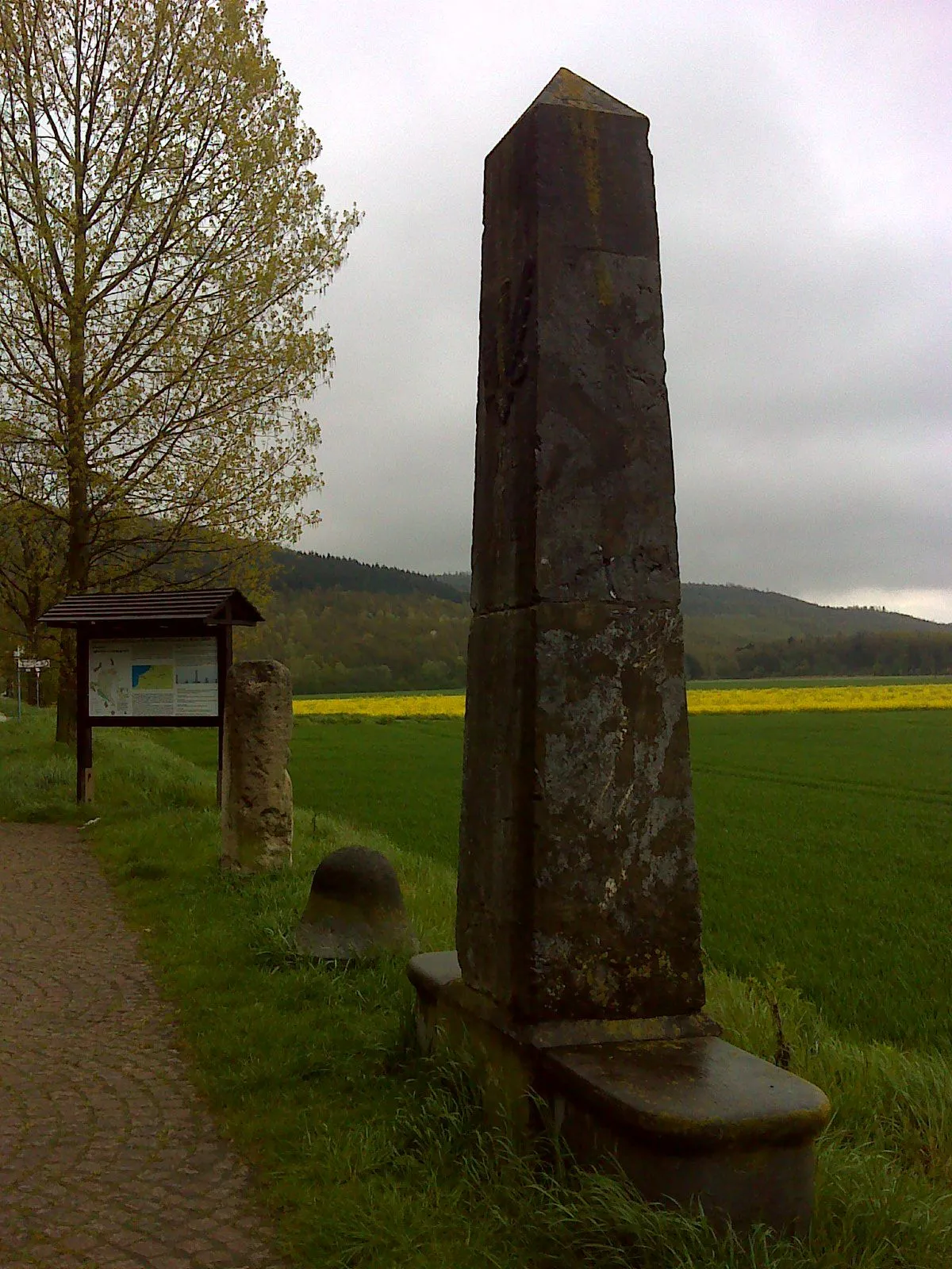 Photo showing: Stetternich, Sophienhöhe, verschiedene historische Meilensteine