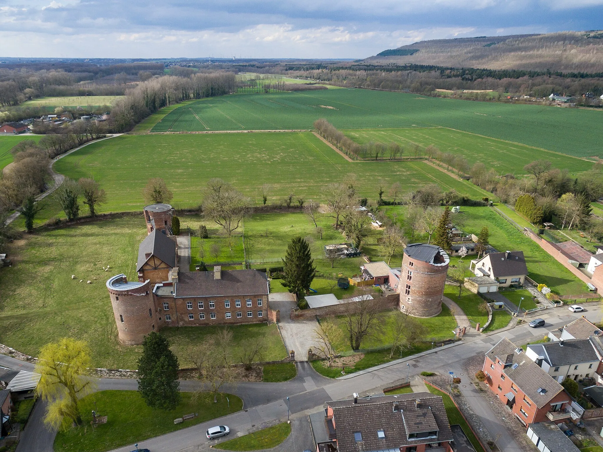 Photo showing: Schloss Hambach, im Hintergrund die Sophienhöhe