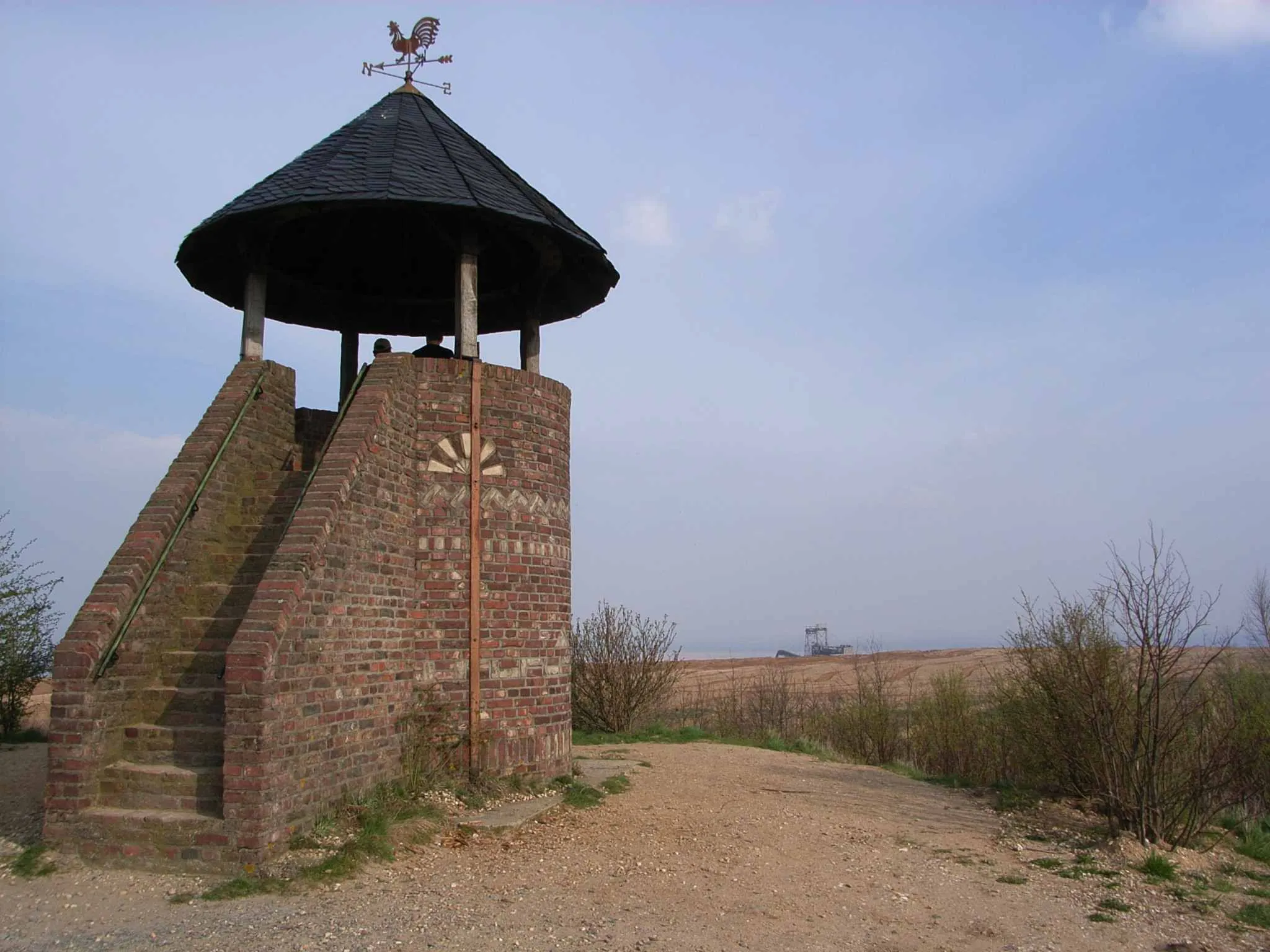 Photo showing: Aussichtsturm Römerturm auf dem Steinstraßer Wall (301,8 m) auf der Sophienhöhe bei Jülich.